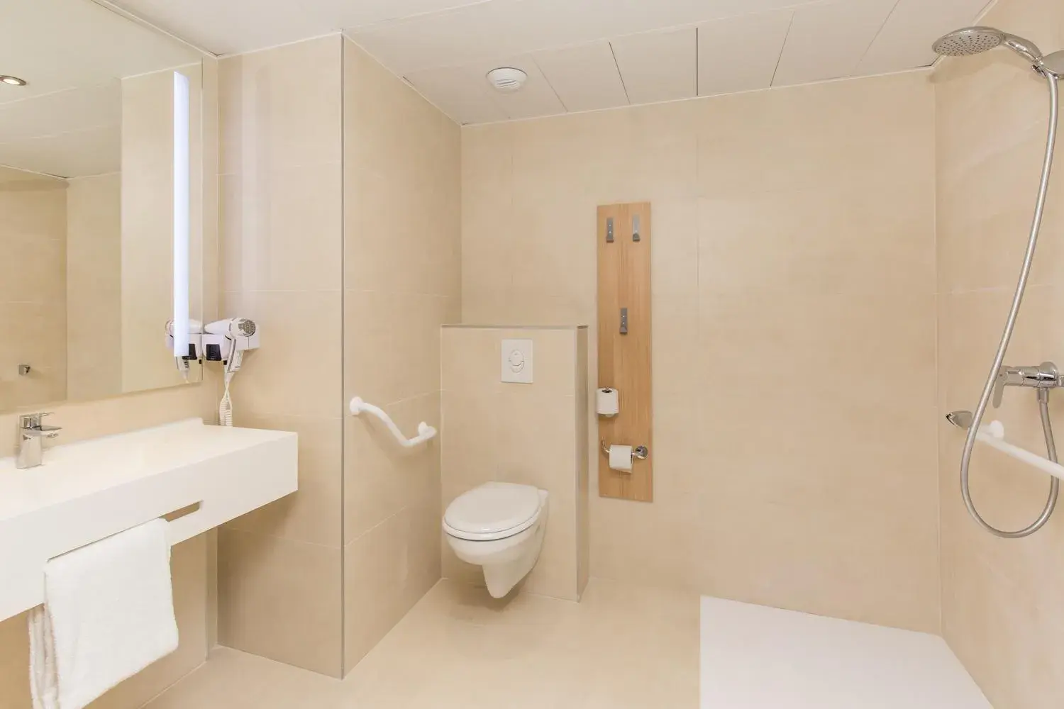 Shower, Bathroom in Campanile Metz Nord - Woippy