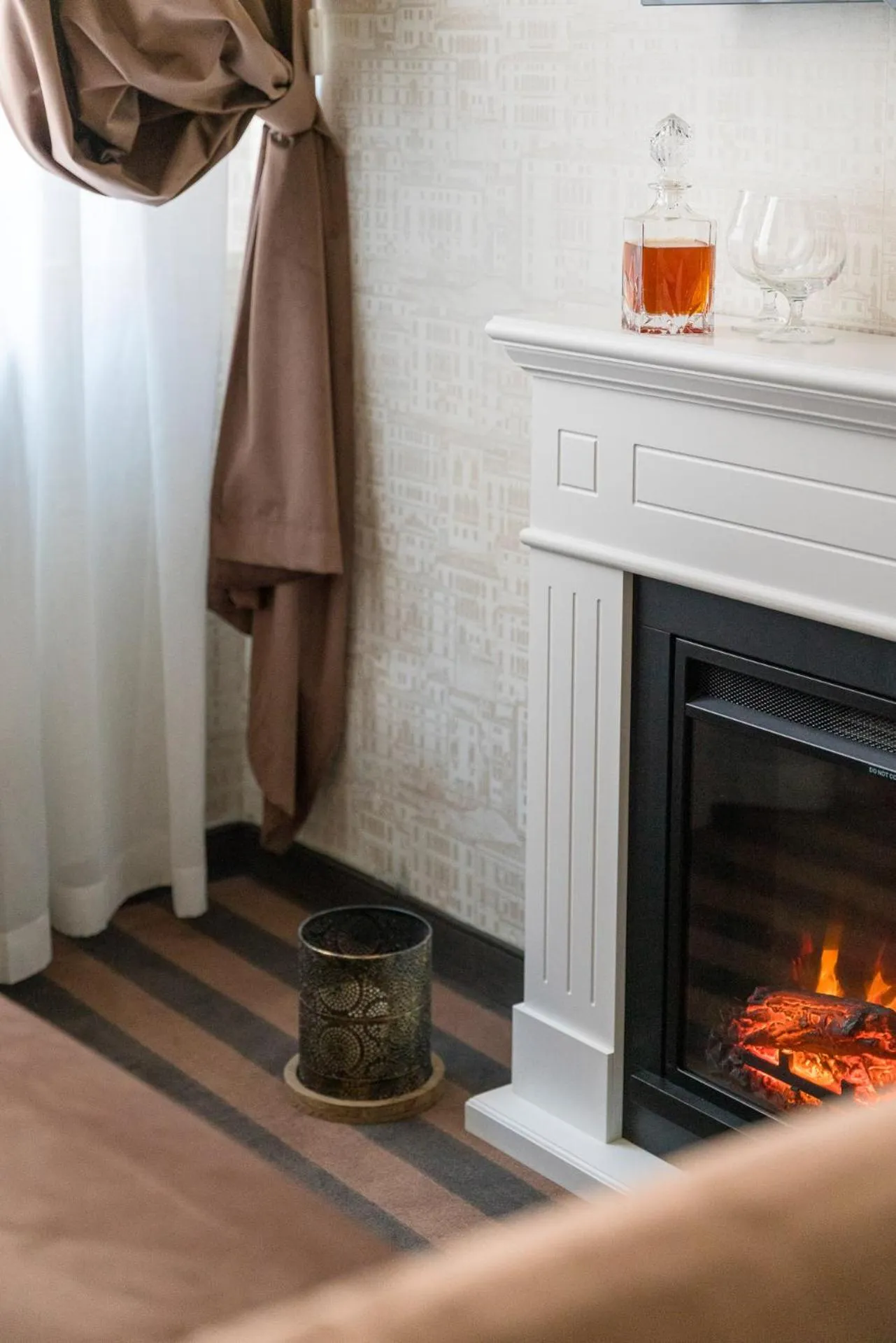 flat iron in Albergo Rossini 1936 - Small & Charming