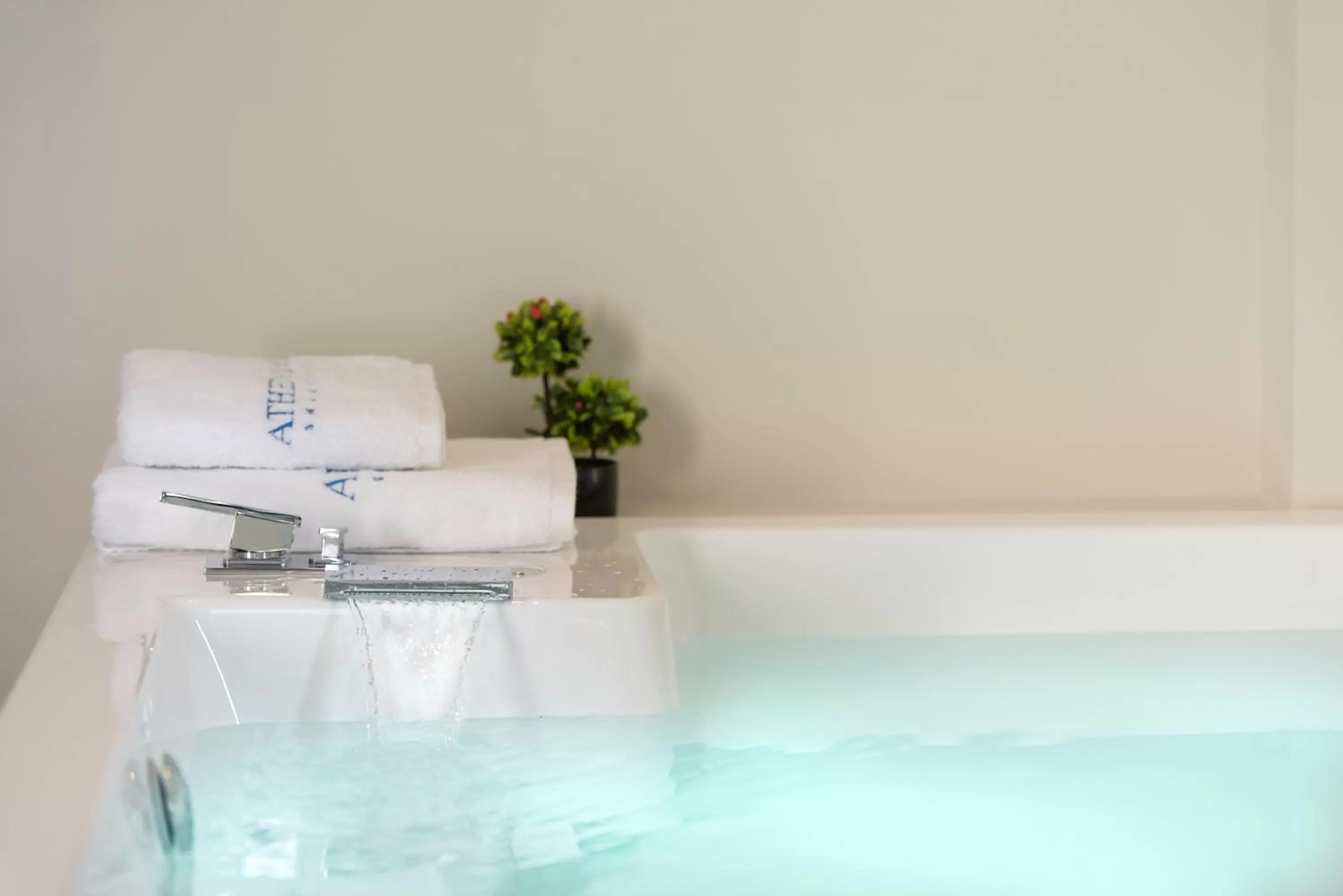 Hot Tub in Athens One Smart Hotel