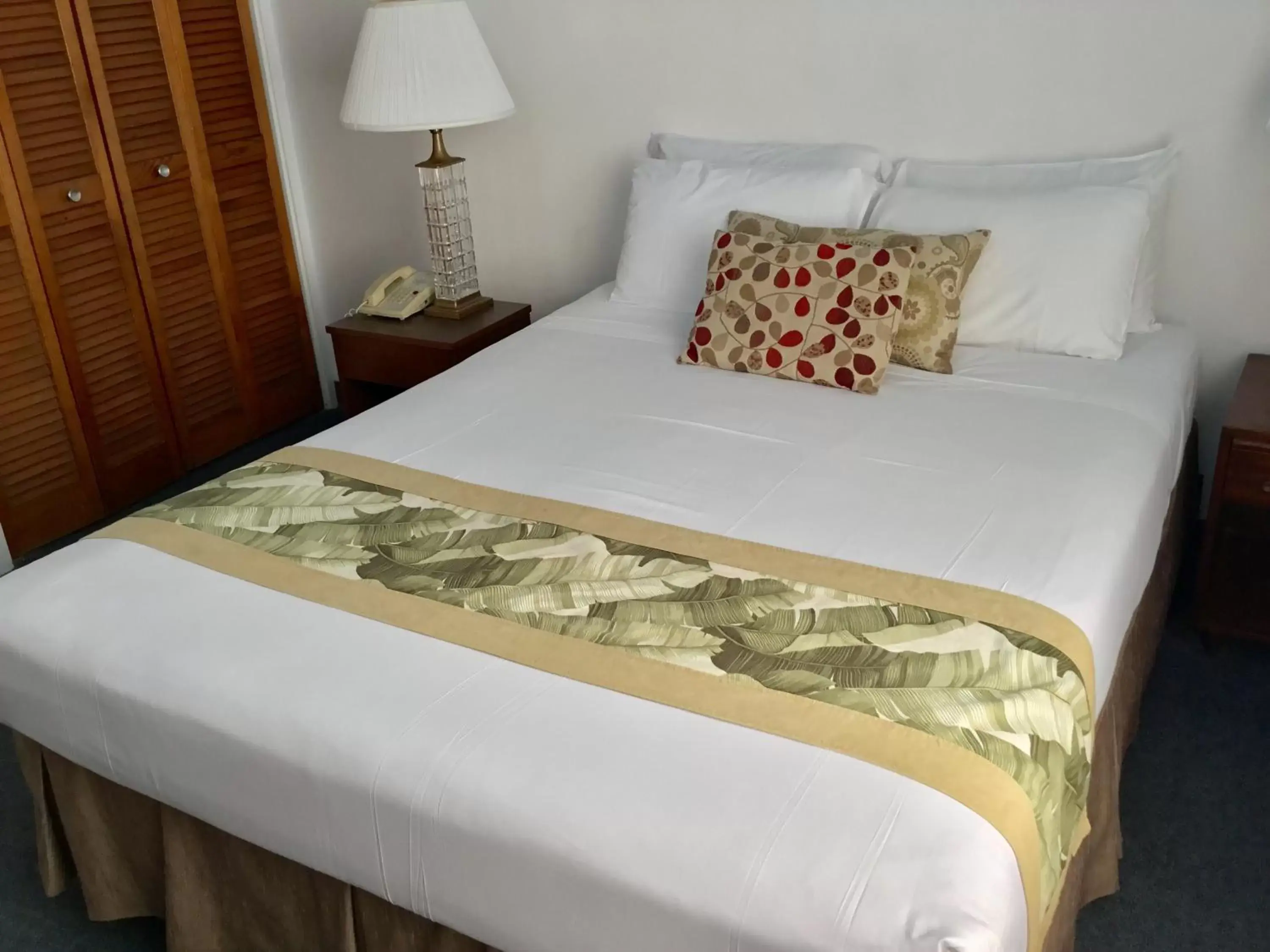 Bed in Holiday Surf Hotel (with full kitchen)