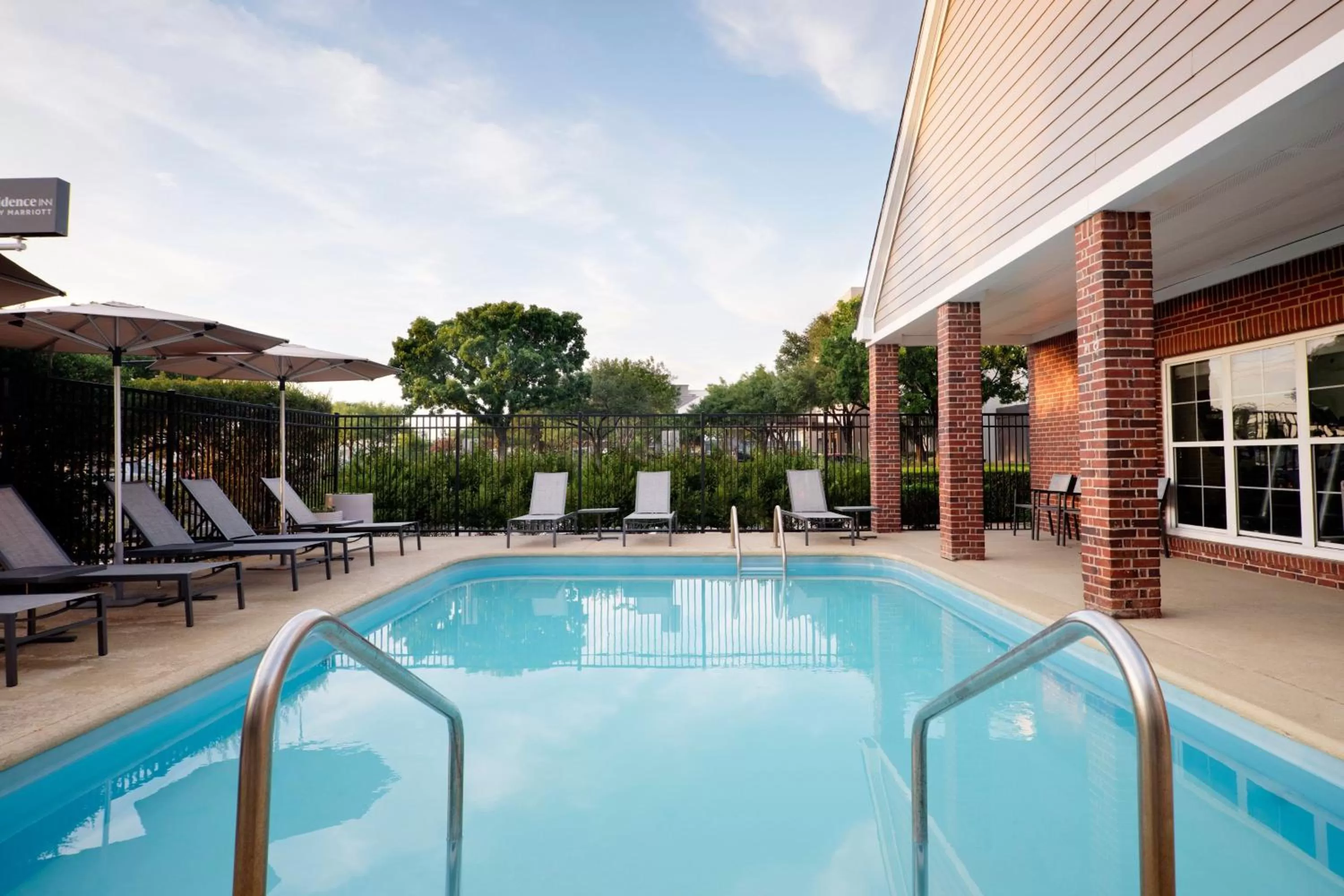 Swimming pool in Residence Inn Austin South