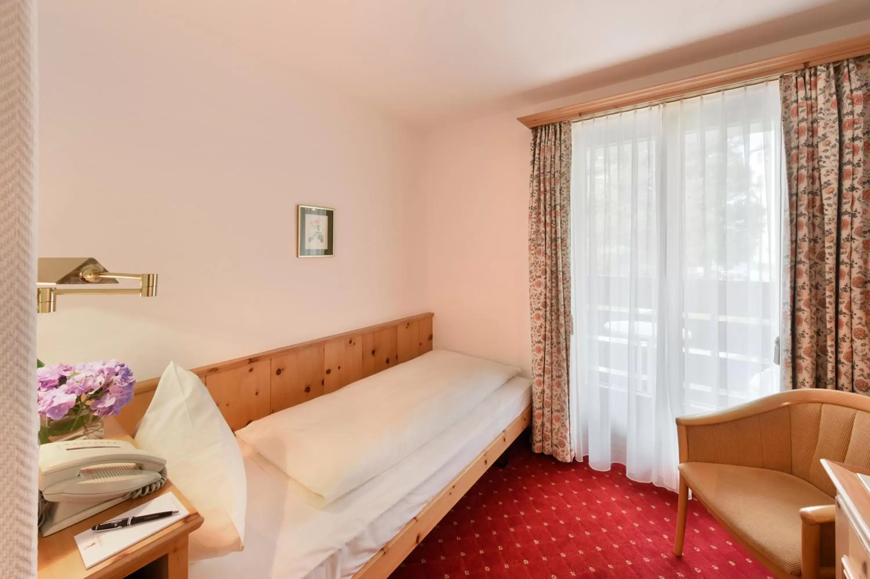 Economy Single Room with Shared Bathroom in Hotel Steinbock Pontresina