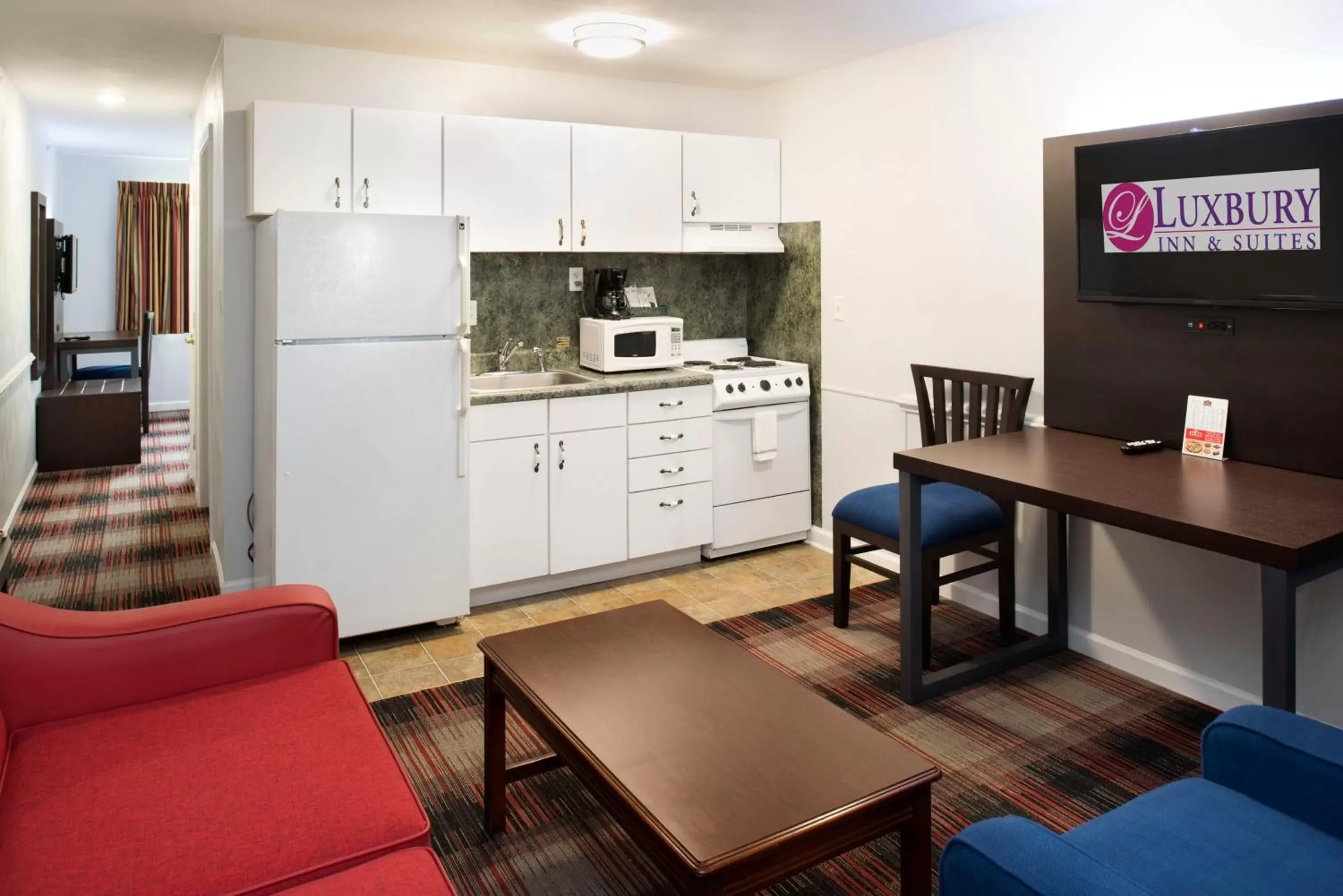 Kitchen/Kitchenette in Luxbury Inn & Suites