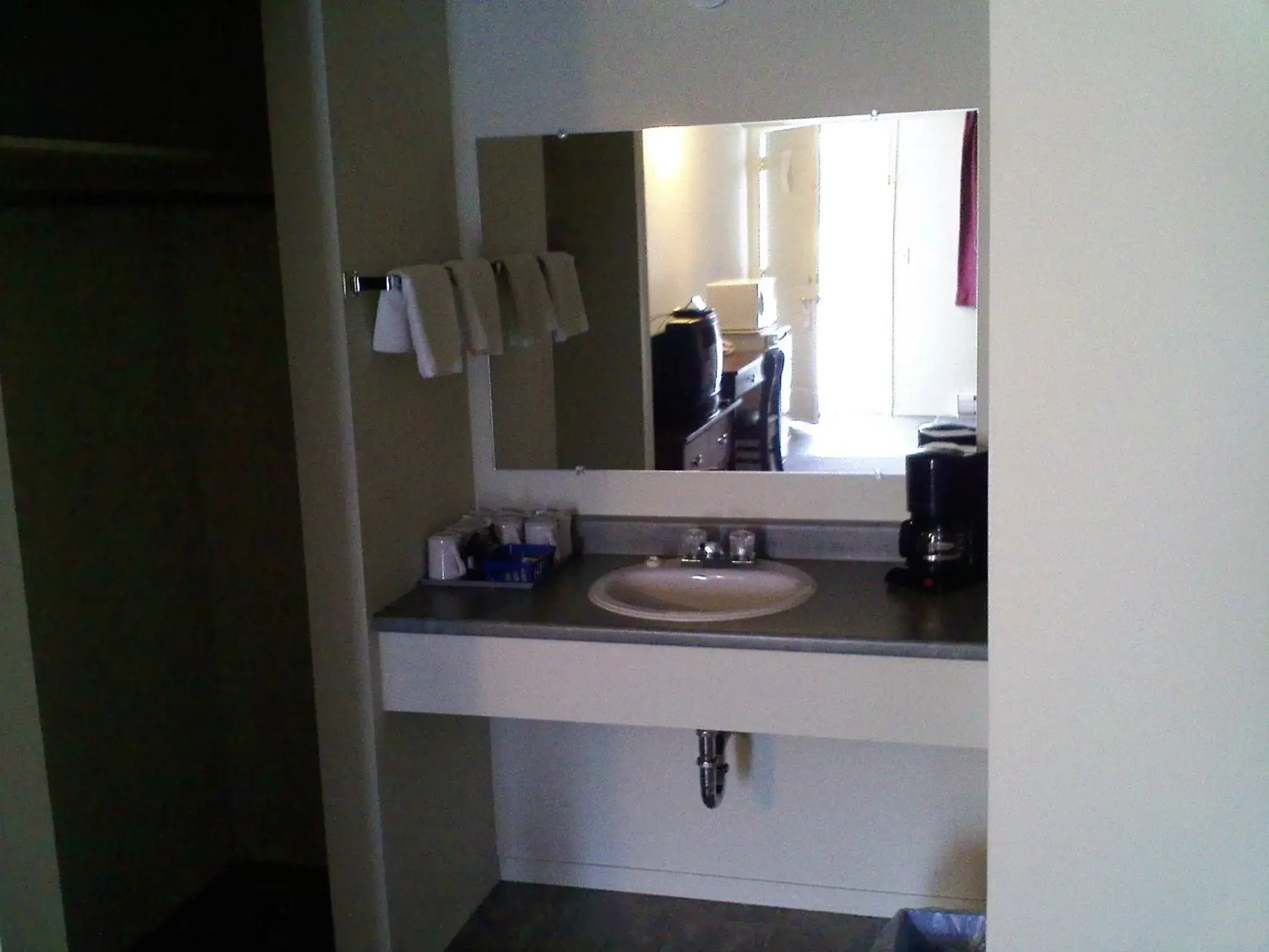 Kitchen or kitchenette, Bathroom in Caravan INN