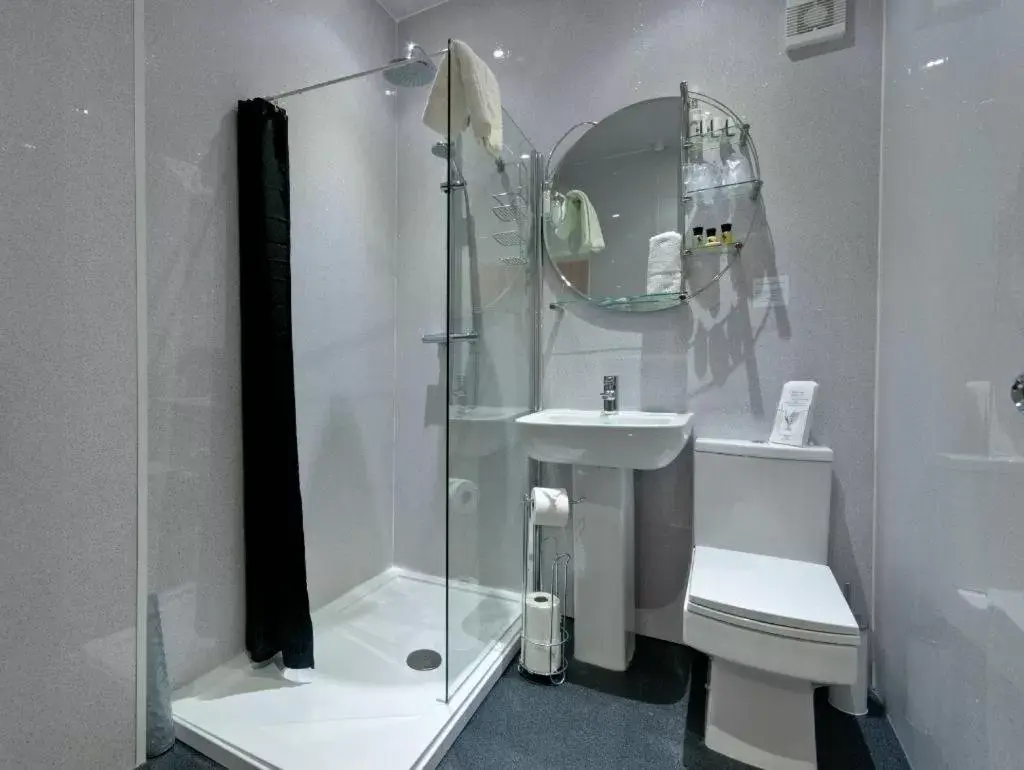 Bathroom in Lauriston & Lawton Court Hotel