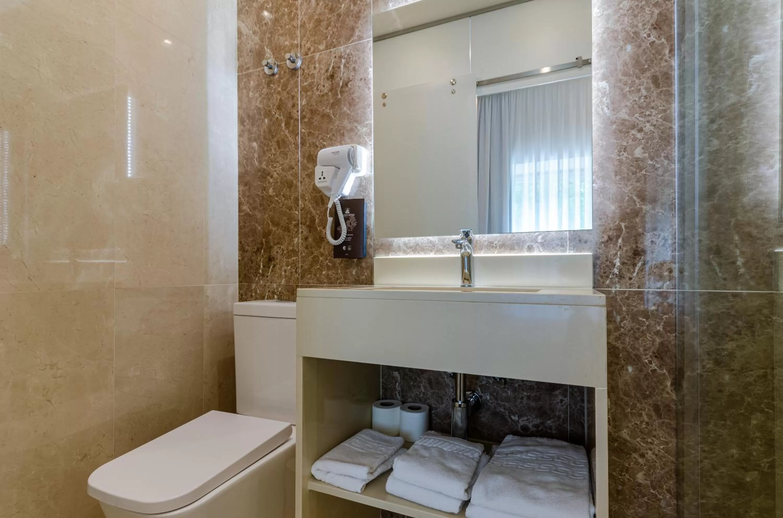 Toilet in Hotel Avenida Park