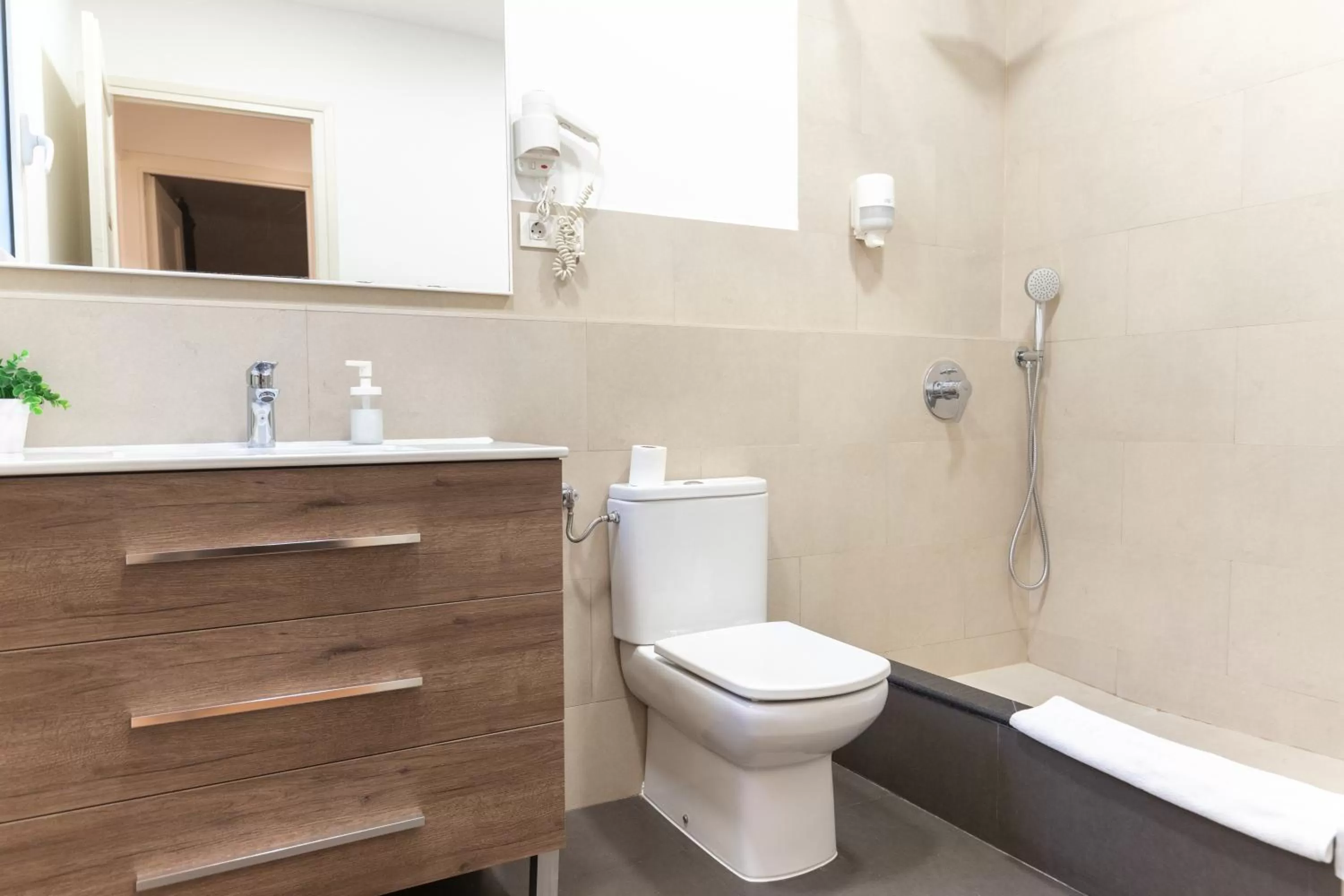 Shower in Atica Apartments - by Weflating