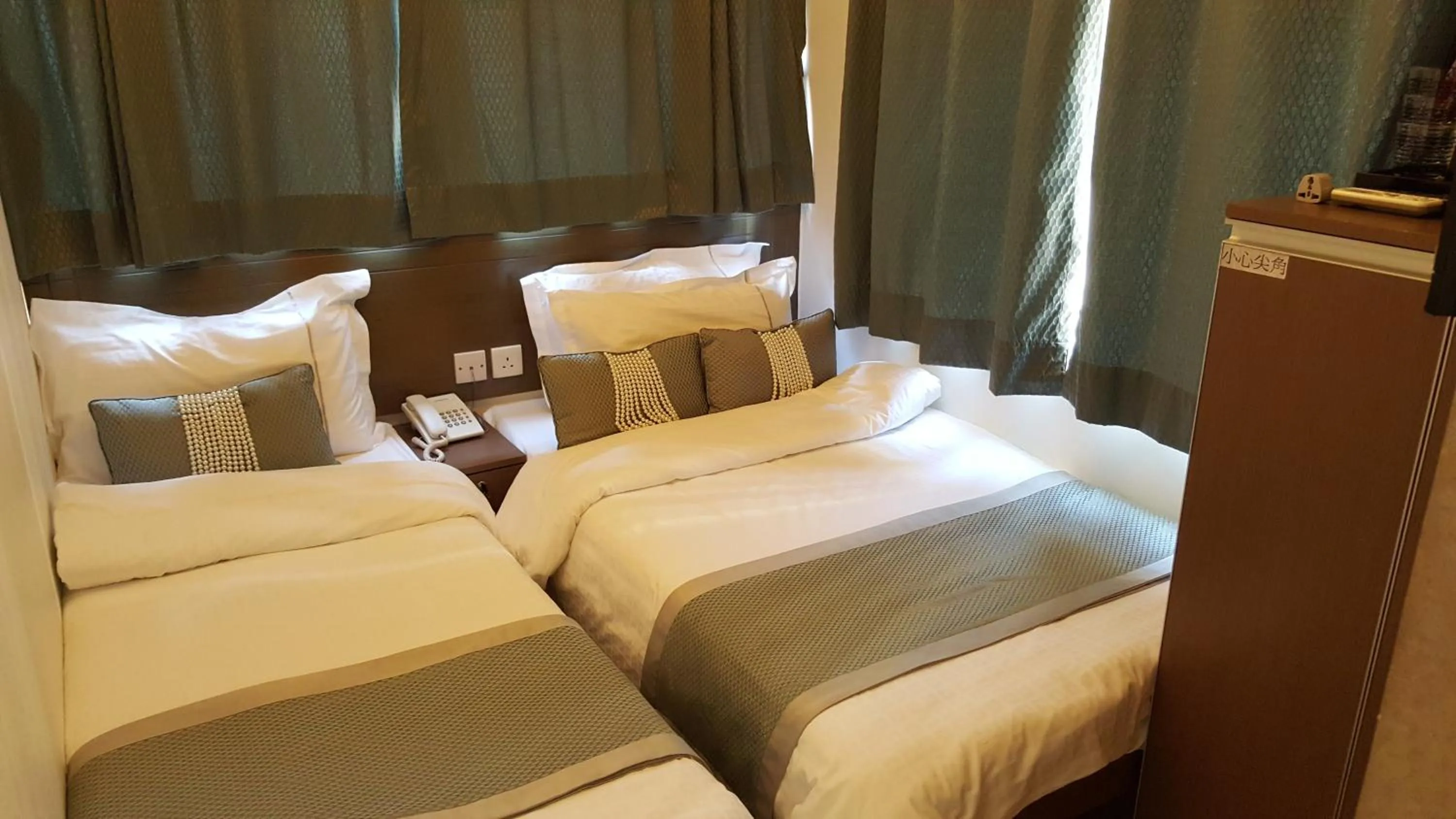 Bed in Seasons Hotel - Causeway Bay