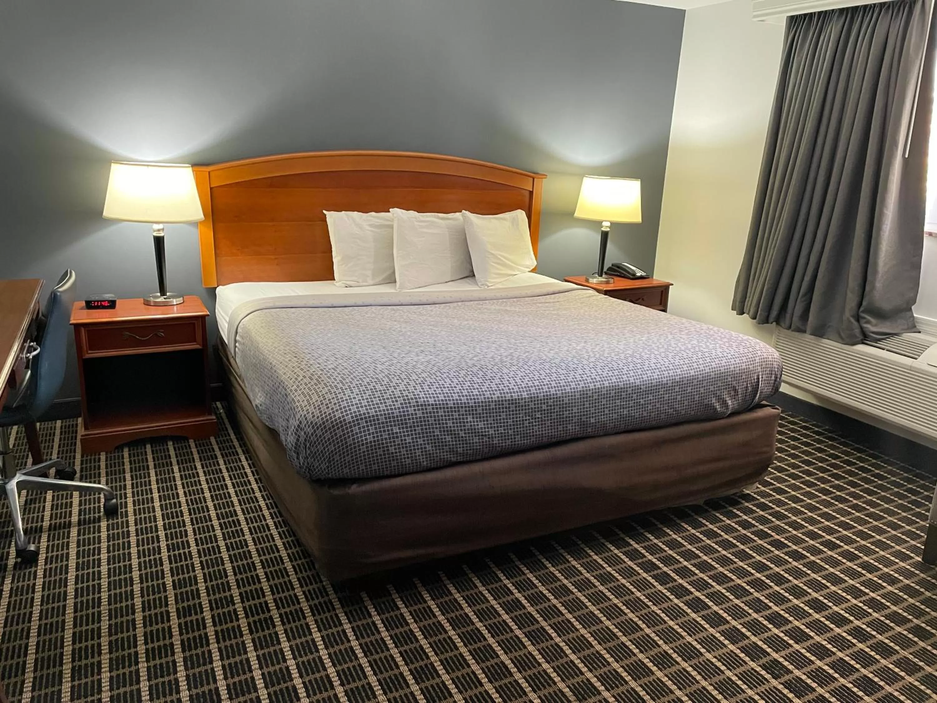 Photo of the whole room, Bed in Econo Lodge Jefferson Hills Hwy 51