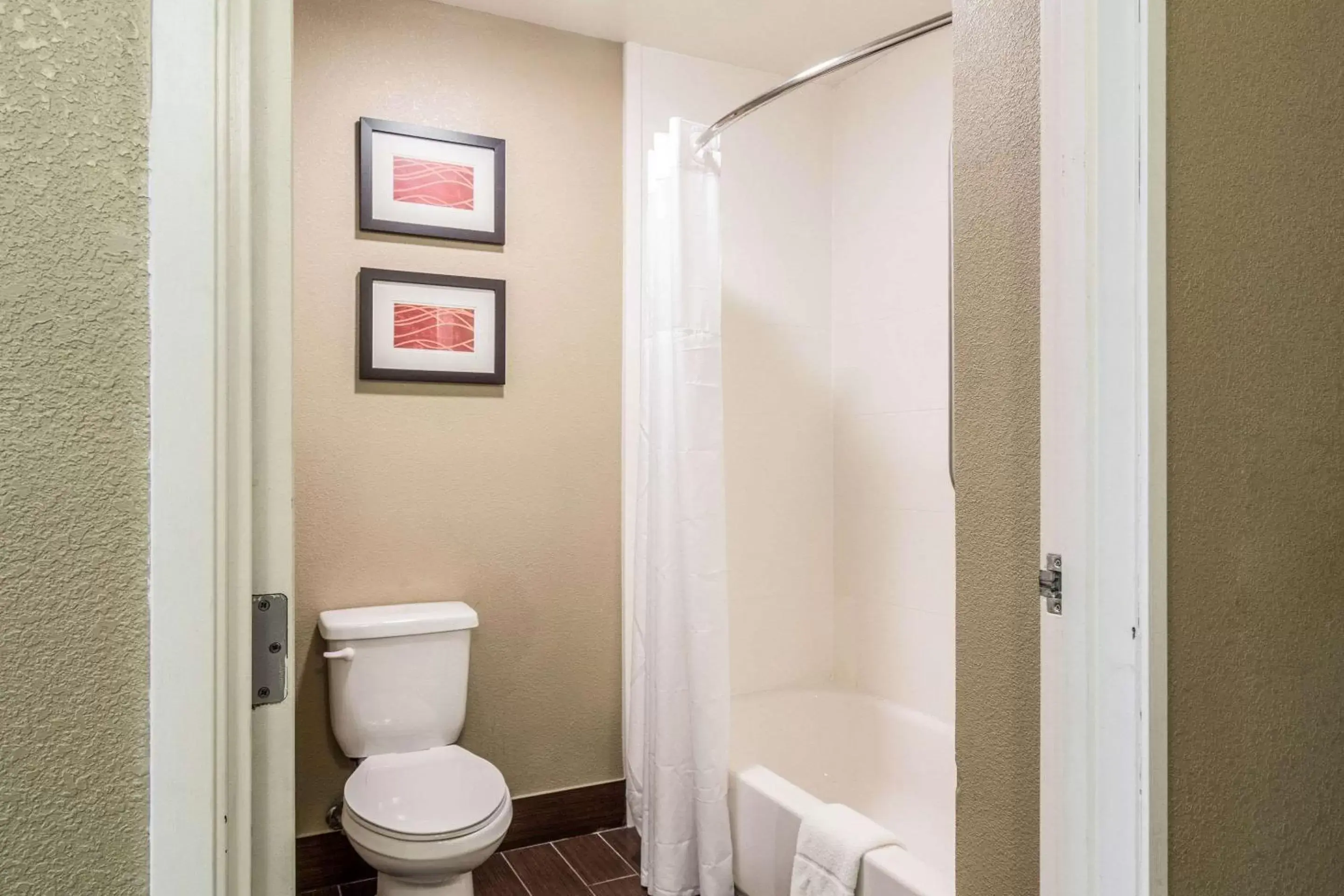 Bedroom, Bathroom in Quality Inn & Suites Salem near I-57