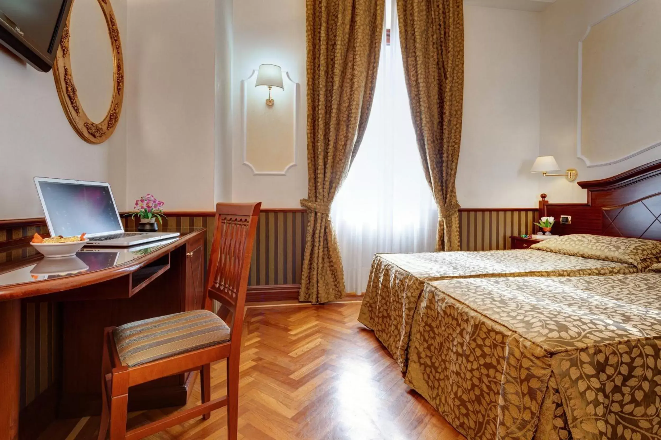 Bedroom, TV/Entertainment Center in Hotel Best Roma