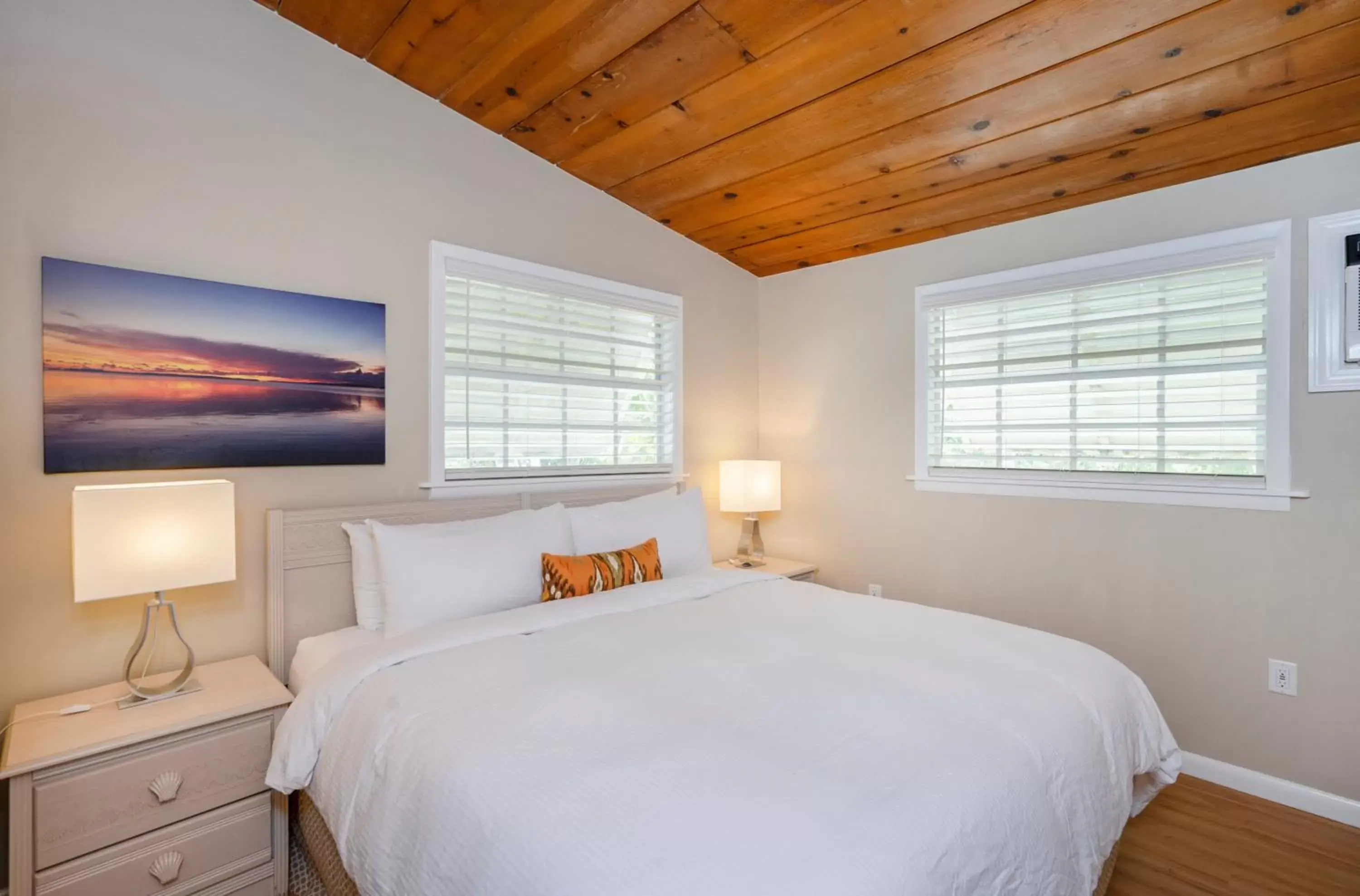 Photo of the whole room, Bed in Pines & Palms Resort