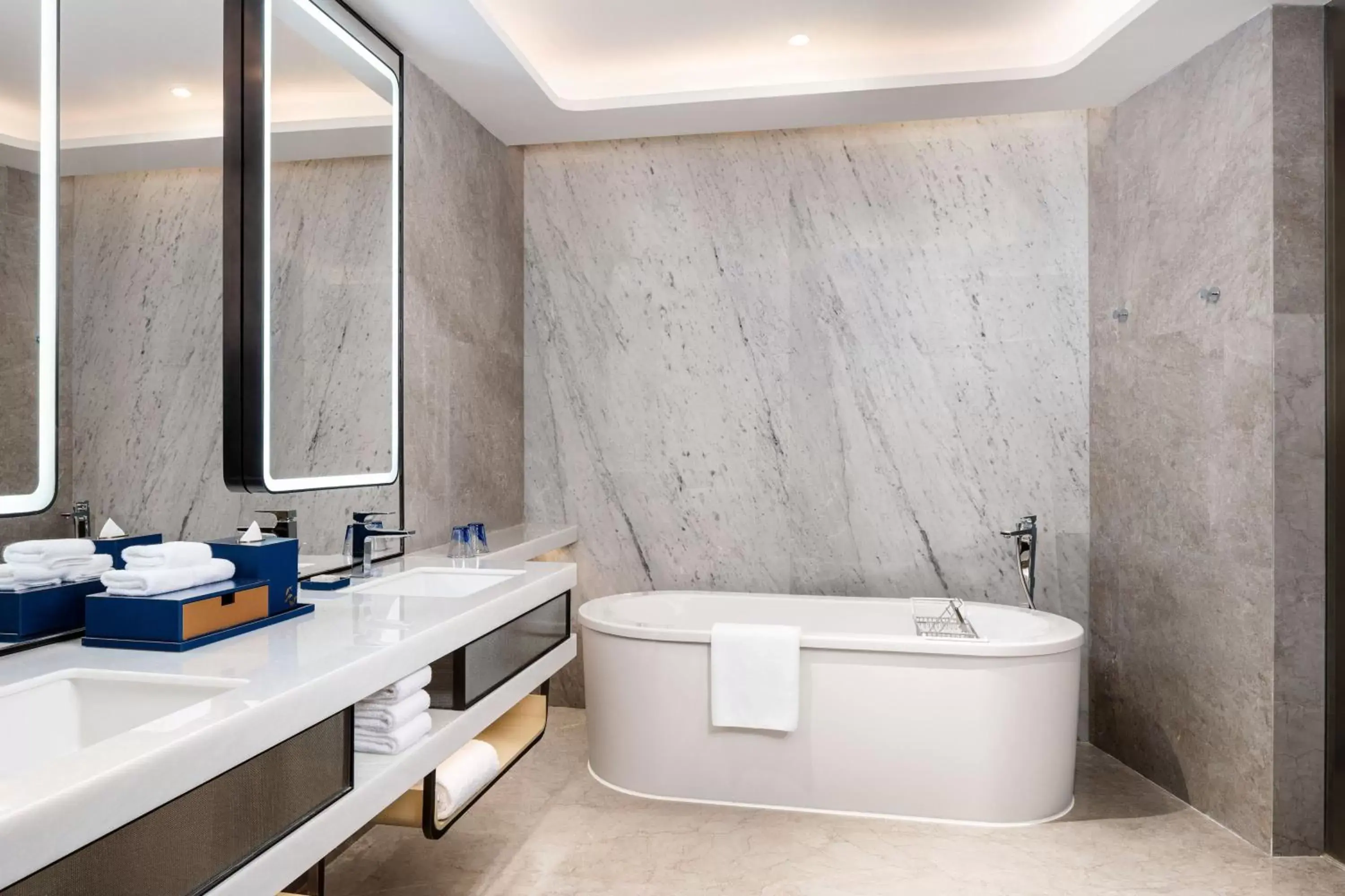 Lounge or bar, Bathroom in Renaissance Zhuhai Hotel