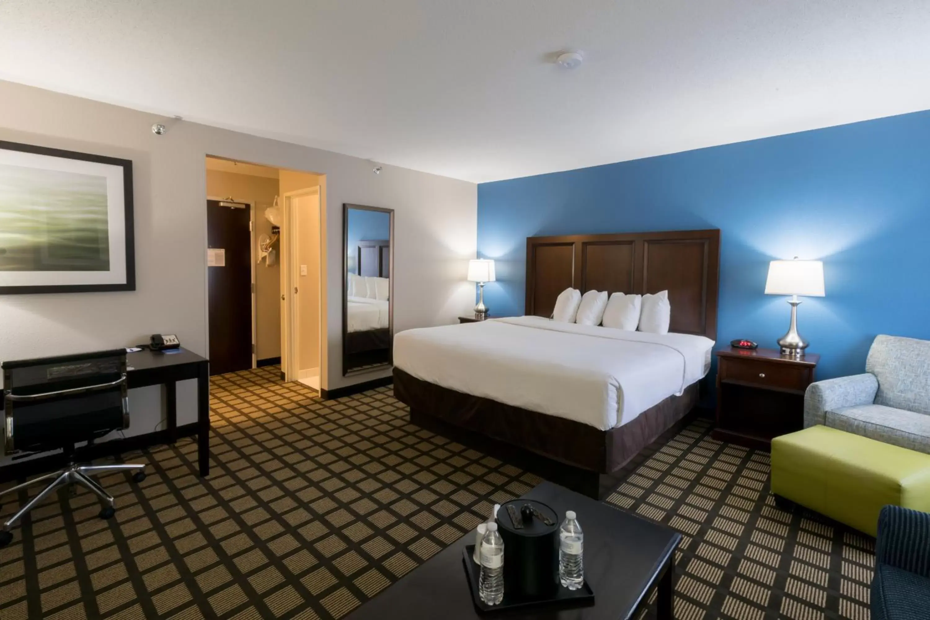 Photo of the whole room in Baymont by Wyndham Detroit Airport/Romulus