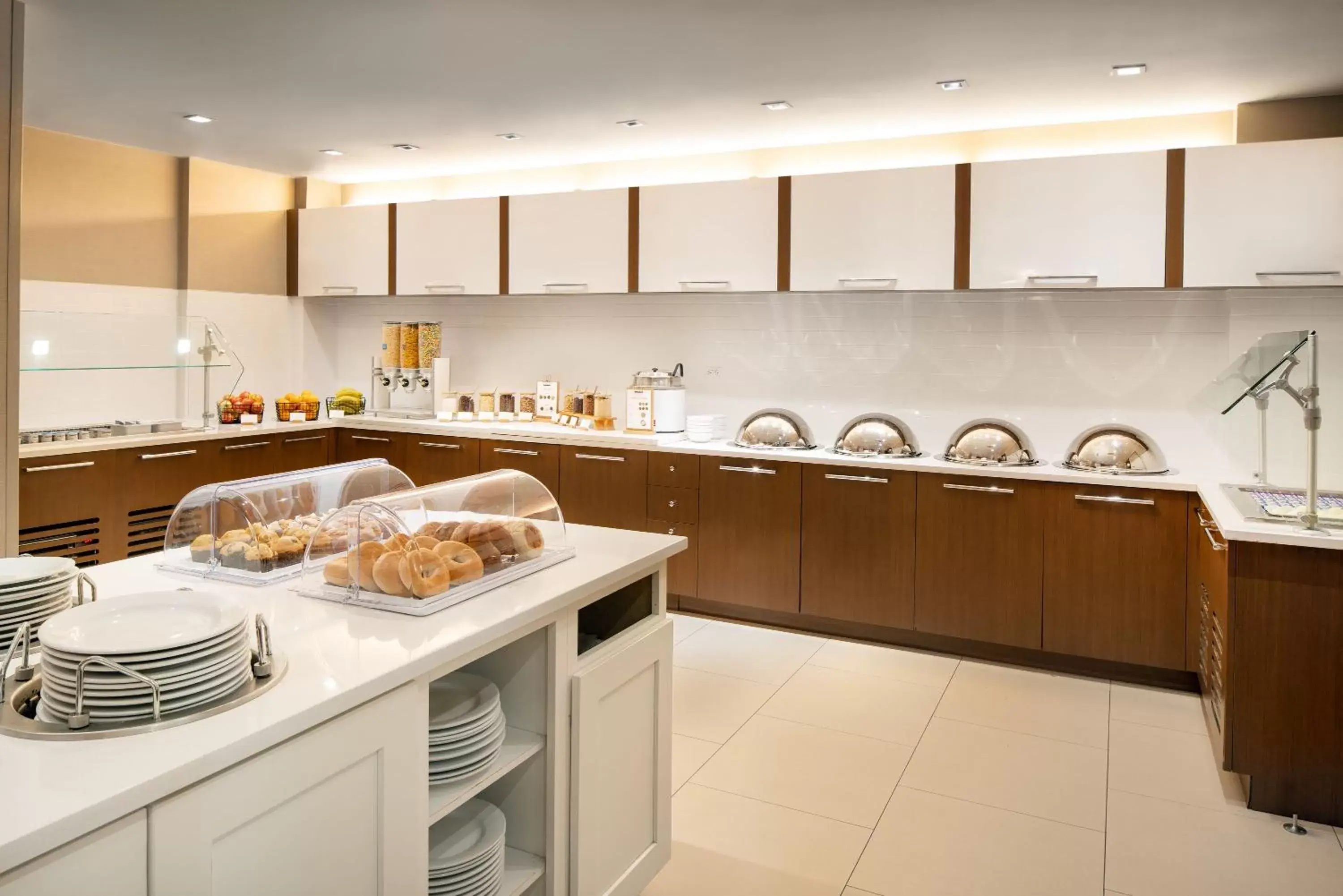 Breakfast, Kitchen/Kitchenette in Residence Inn by Marriott New York Manhattan/ Midtown Eastside