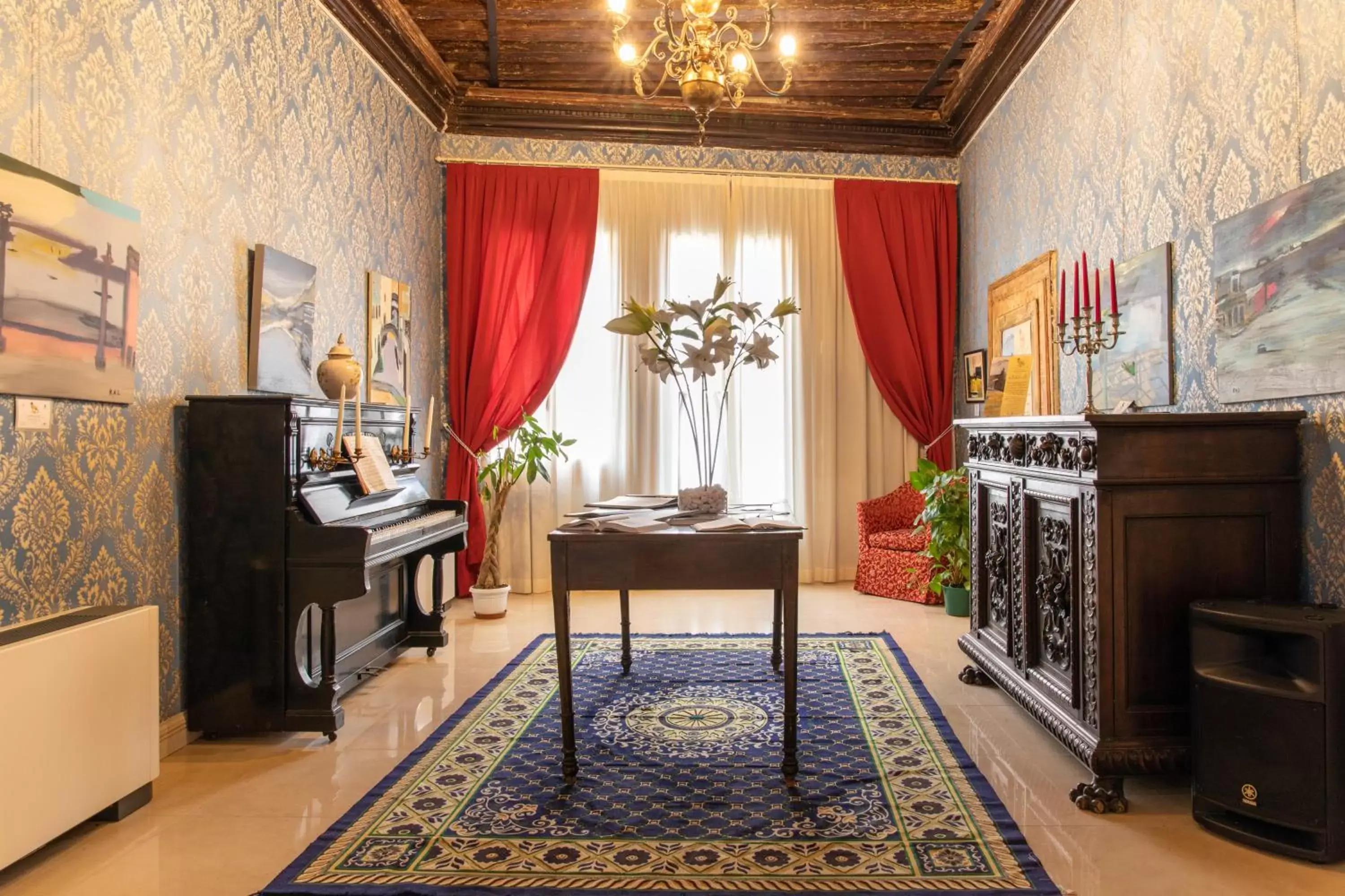 Communal lounge/ TV room in Charming Palace Santa Fosca