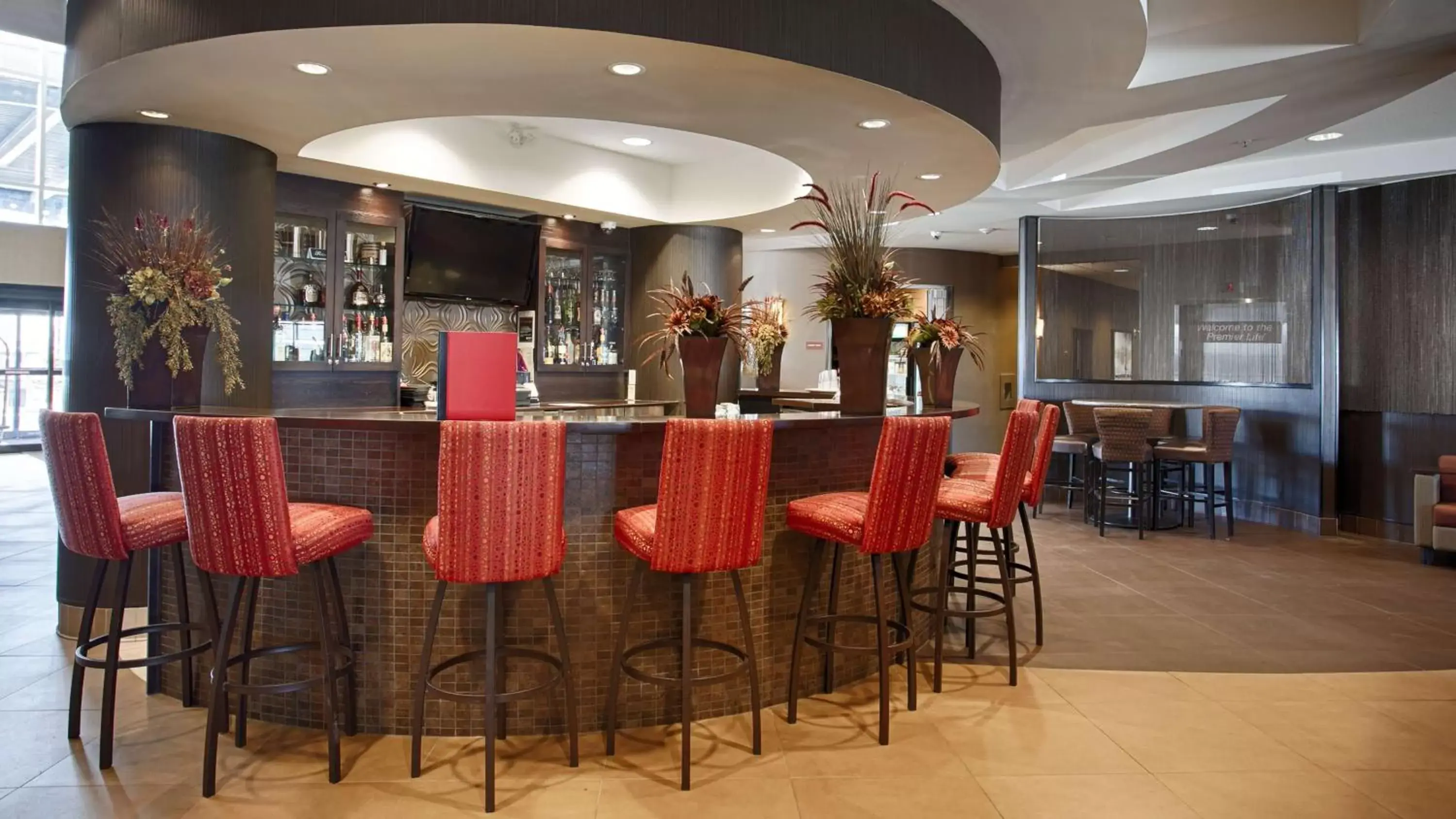 Restaurant/places to eat, Lounge/Bar in Best Western Premier Freeport Inn Calgary Airport