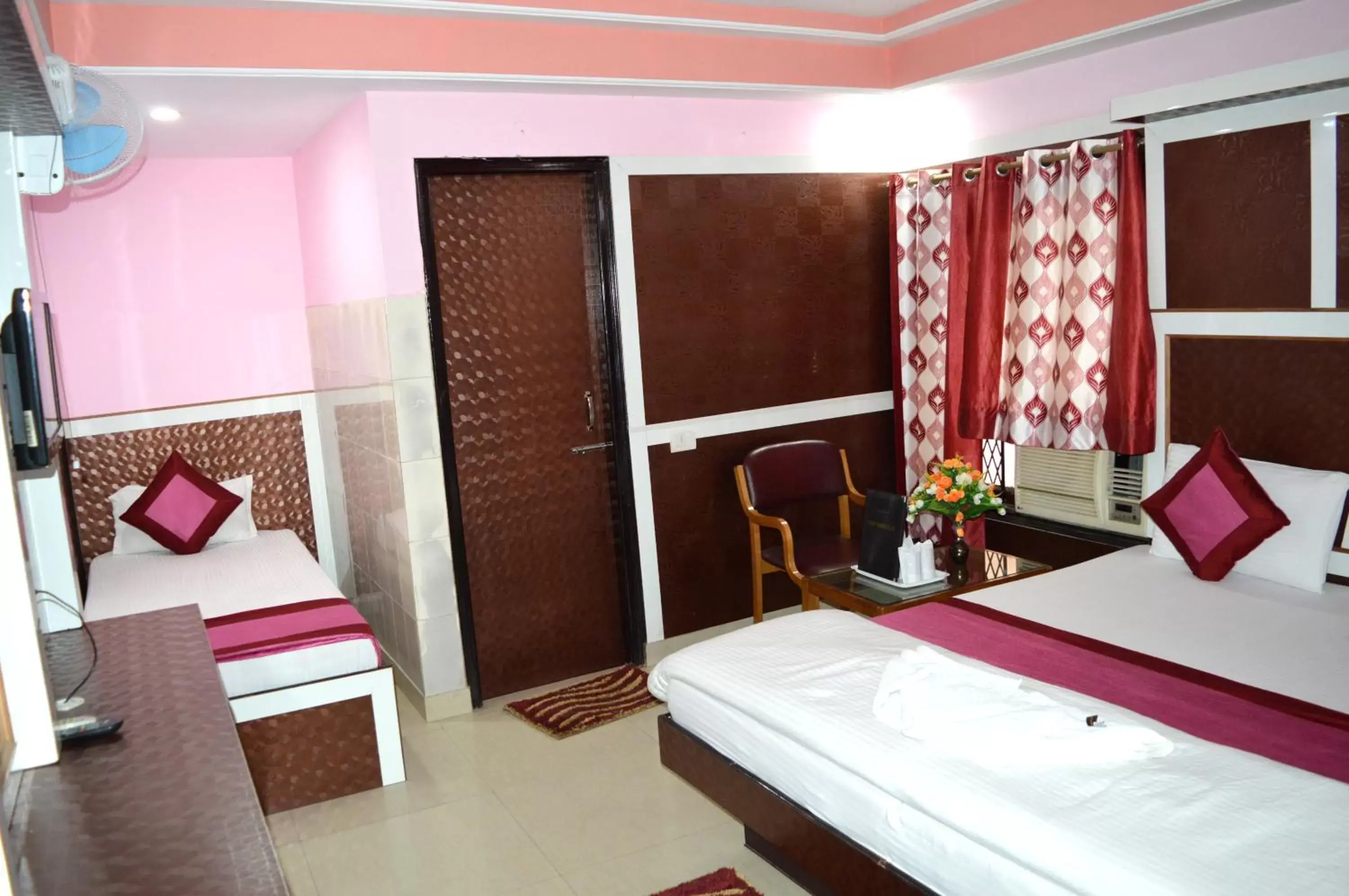 Bedroom in Hotel Su Shree Continental 5 Minutes Walk From New Delhi Railway Station