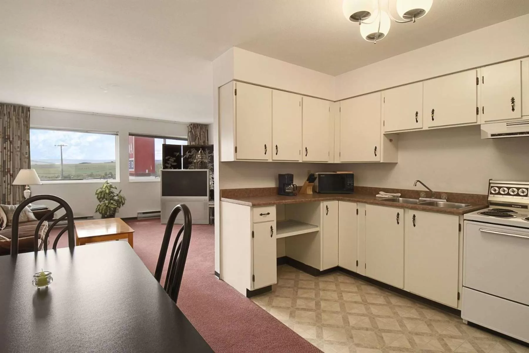 Bedroom, Kitchen/Kitchenette in DC Lodge