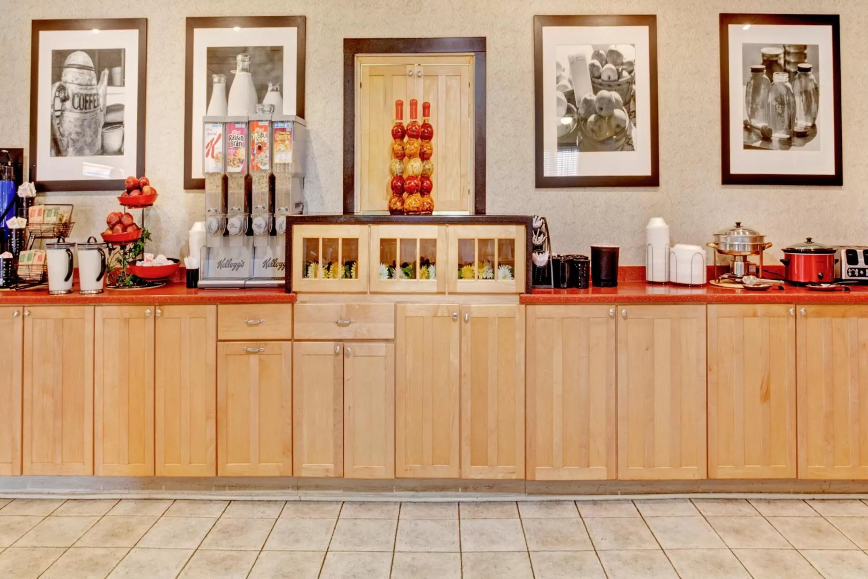 Dining area, Kitchen/Kitchenette in Ramada by Wyndham West Memphis