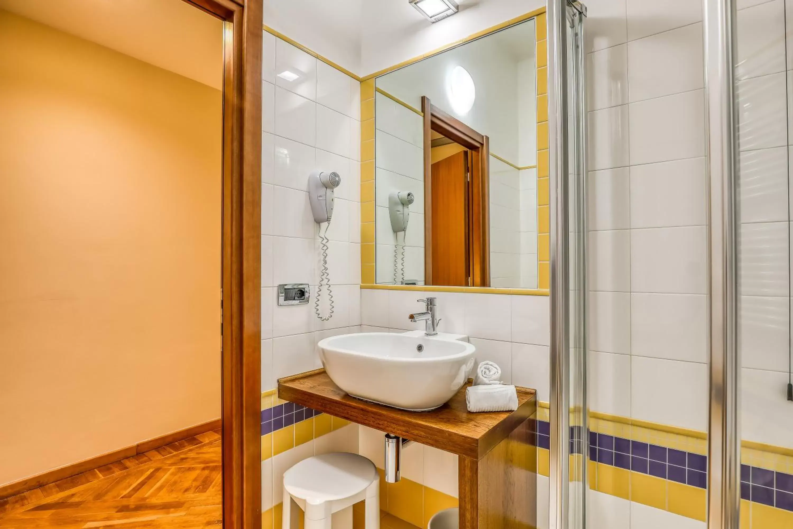 Shower, Bathroom in Hotel PentHouse