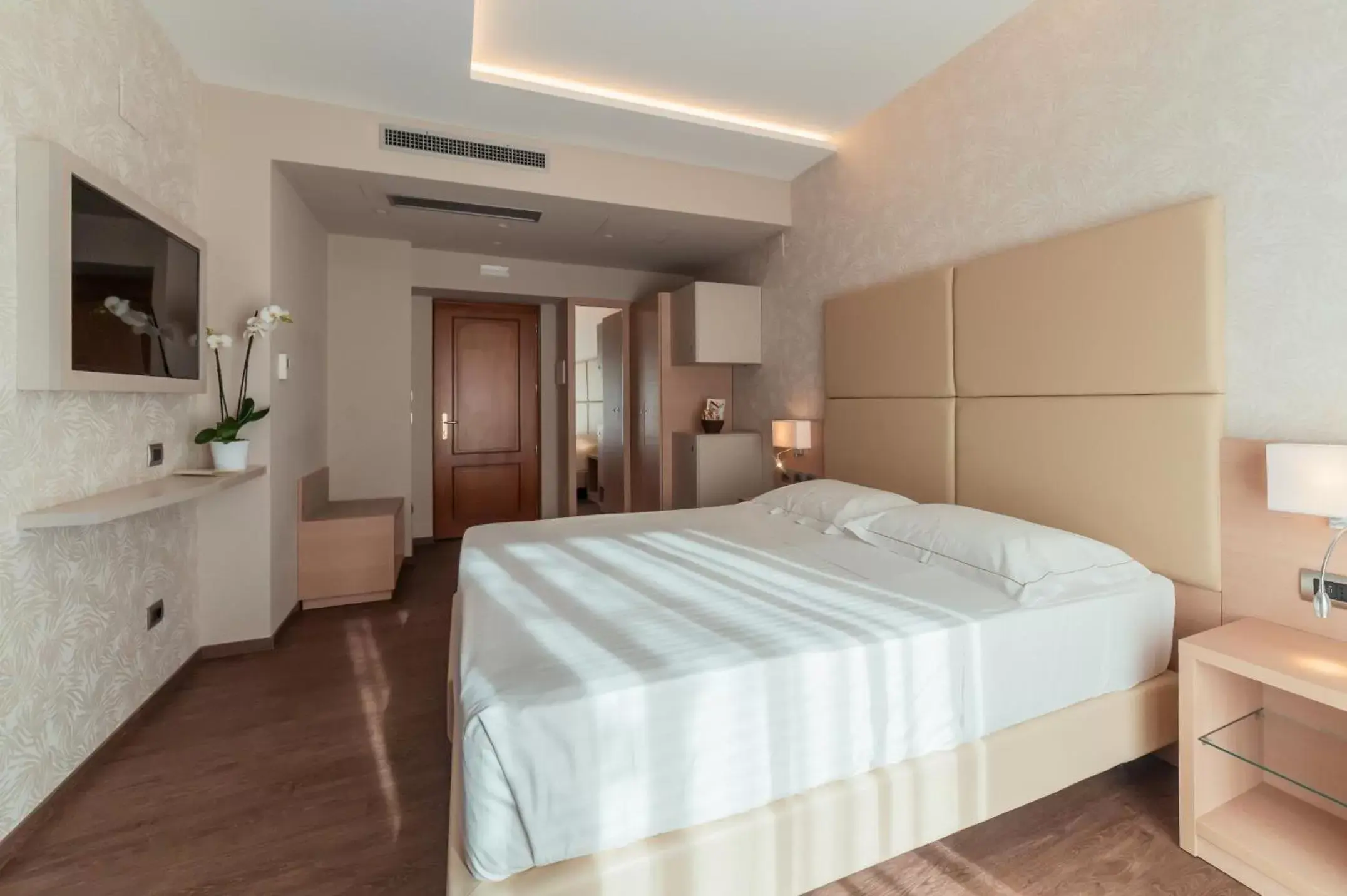 Bed in Hotel Continental Bed in Hotel Continental