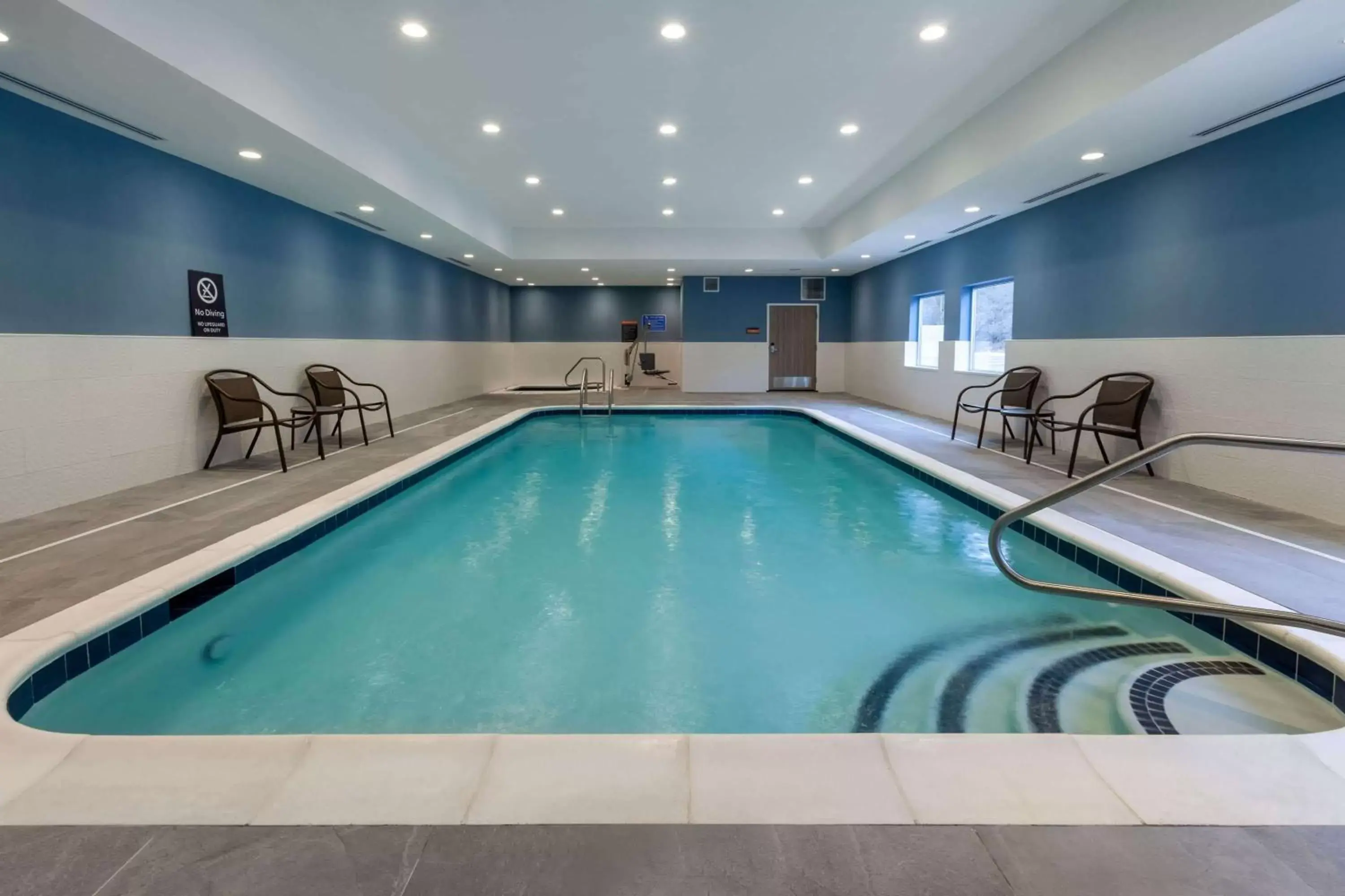 Pool view, Swimming Pool in La Quinta Inn & Suites by Wyndham Middletown