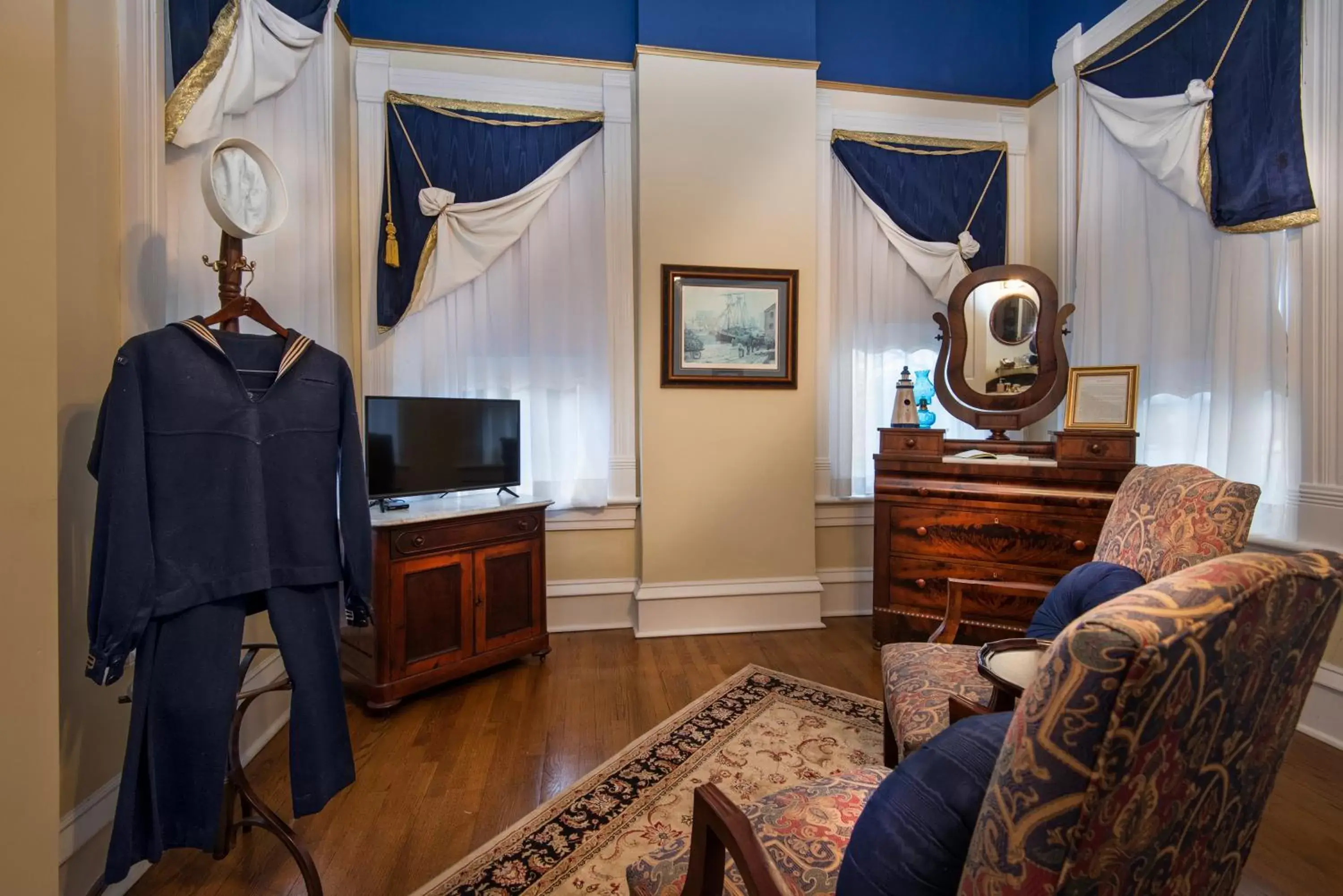 Seating area, TV/Entertainment Center in The Empress of Little Rock