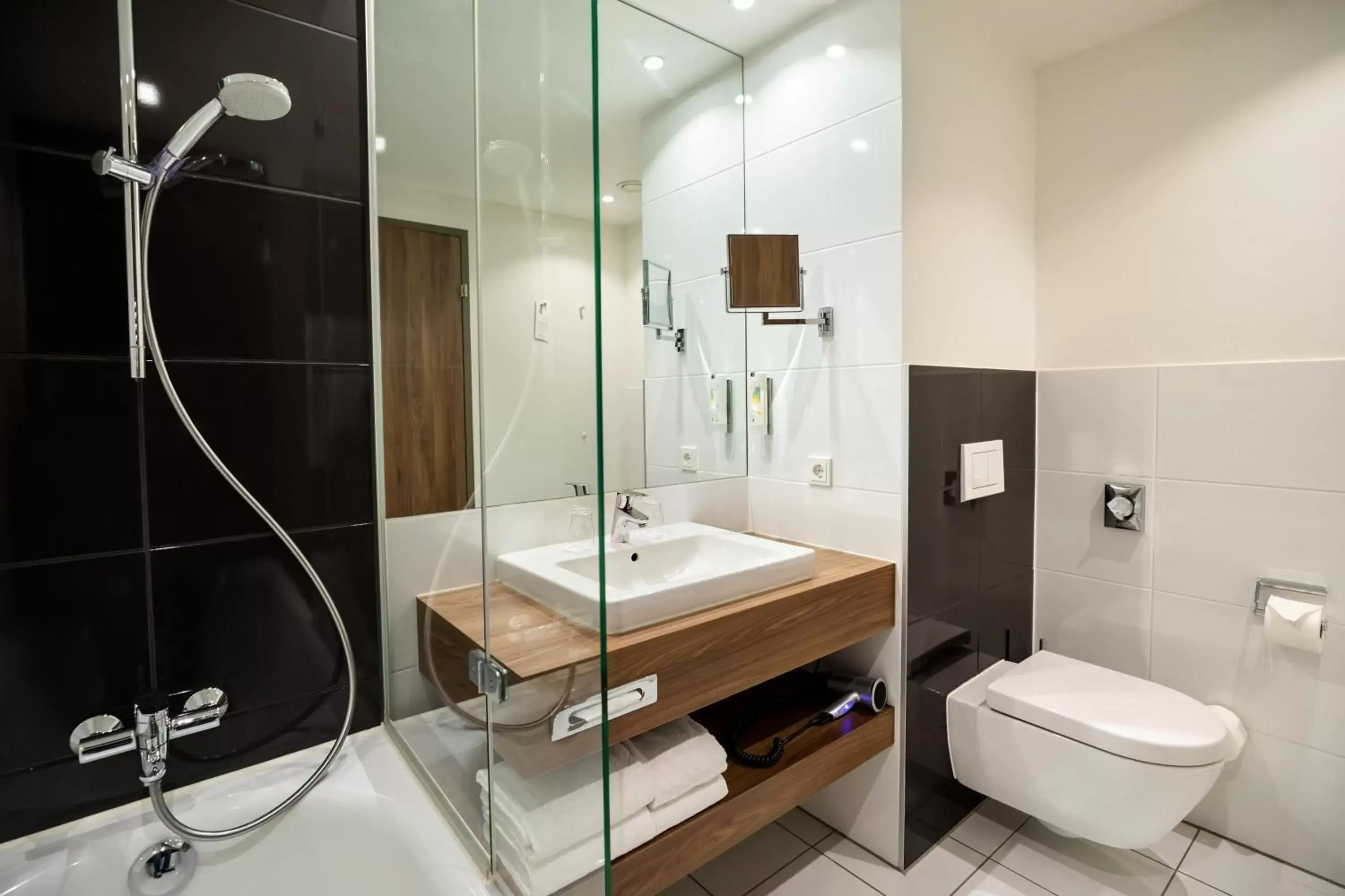 Shower, Bathroom in Austria Trend Hotel Doppio Wien