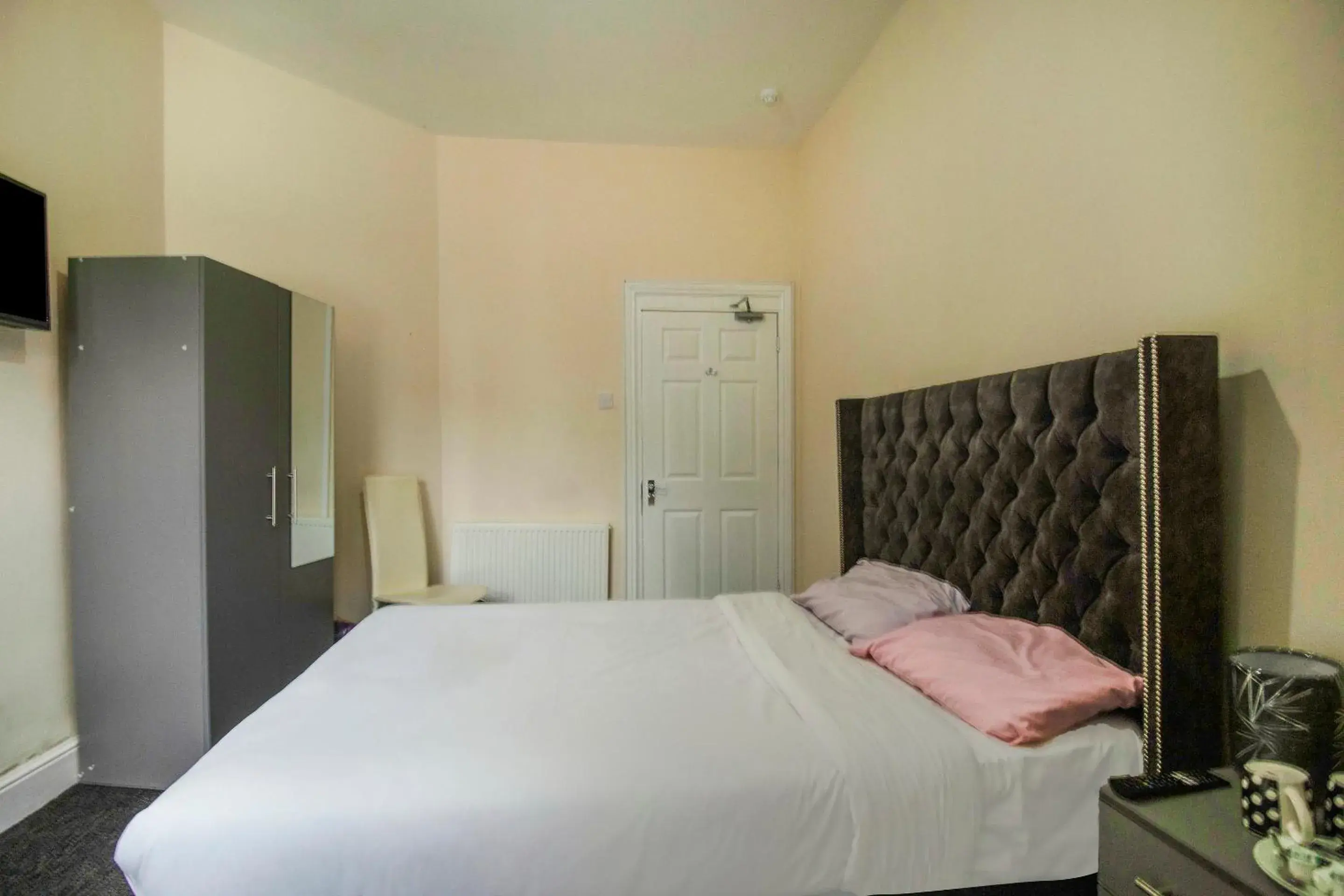 Bedroom, Bed in OYO The Longlands Hotel