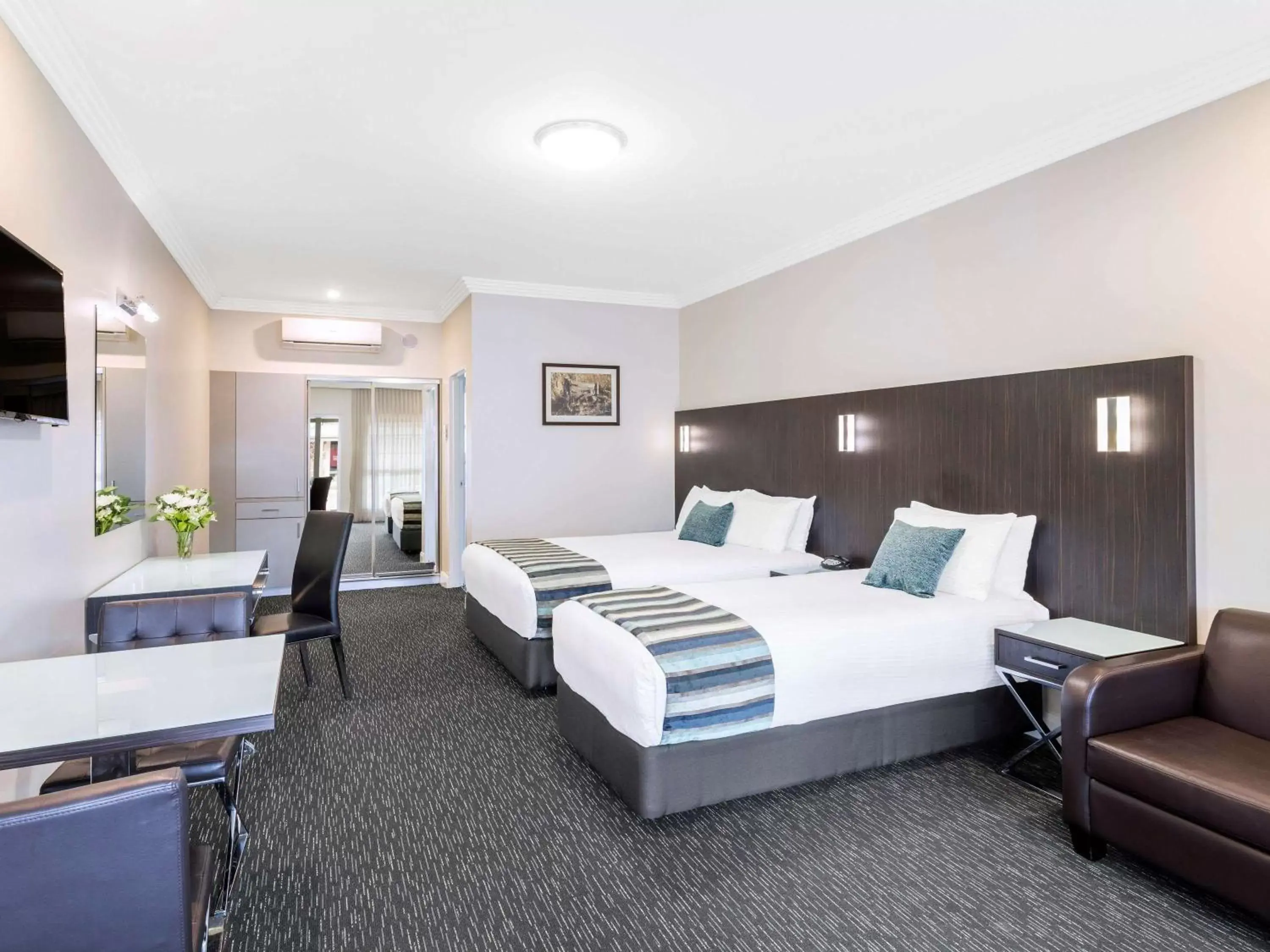 Photo of the whole room, Bed in Mercure Goulburn