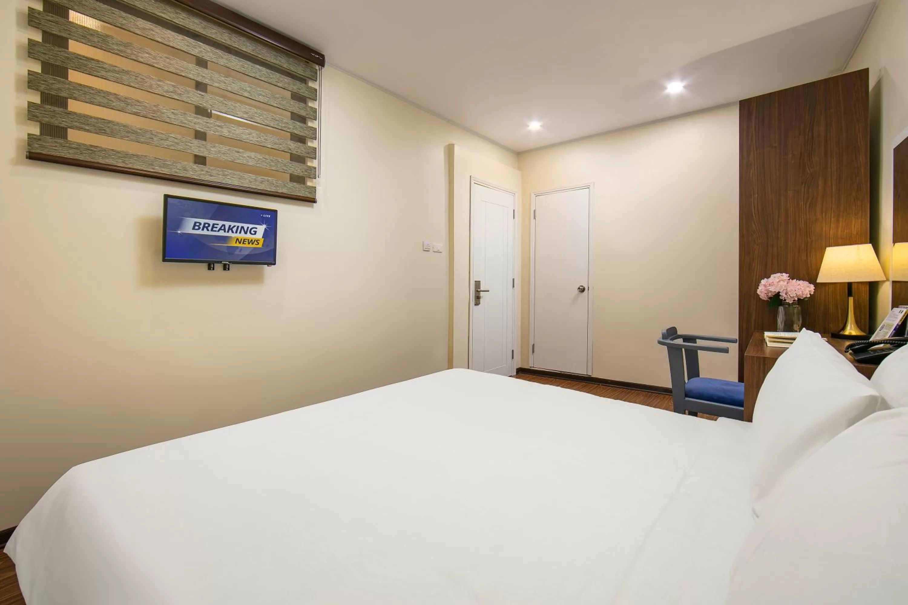 Bed in Queen Cafe Hotel & Pub