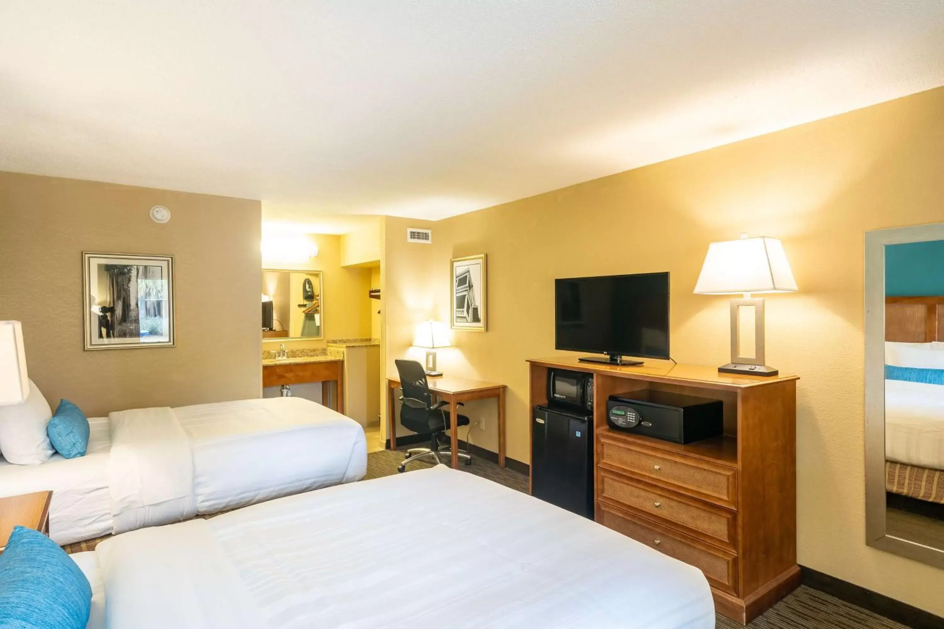 Photo of the whole room, Bed in Best Western Charleston Inn