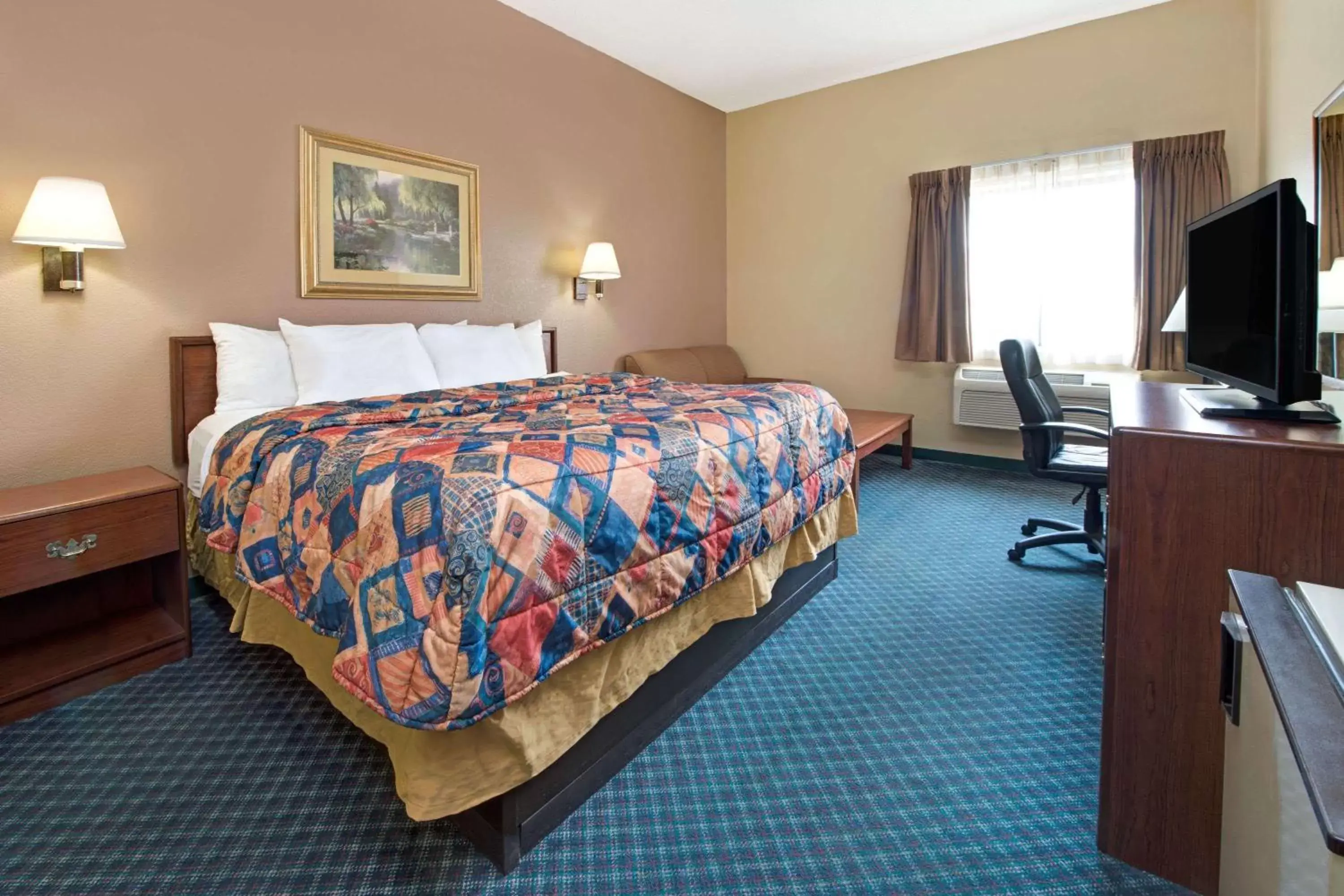 Photo of the whole room, Bed in Days Inn by Wyndham Collinsville St Louis