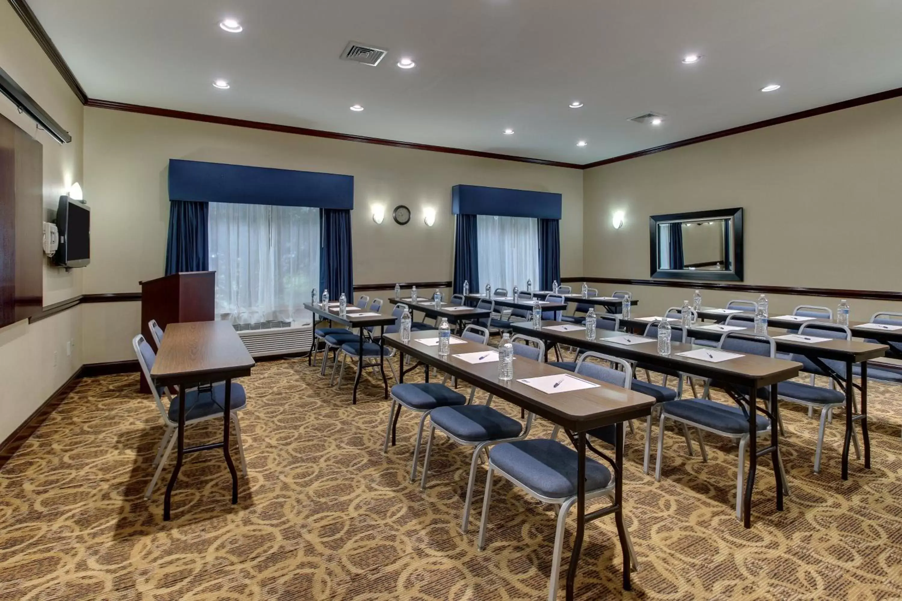 Meeting/conference room in Holiday Inn Express and Suites Allentown West, an IHG Hotel
