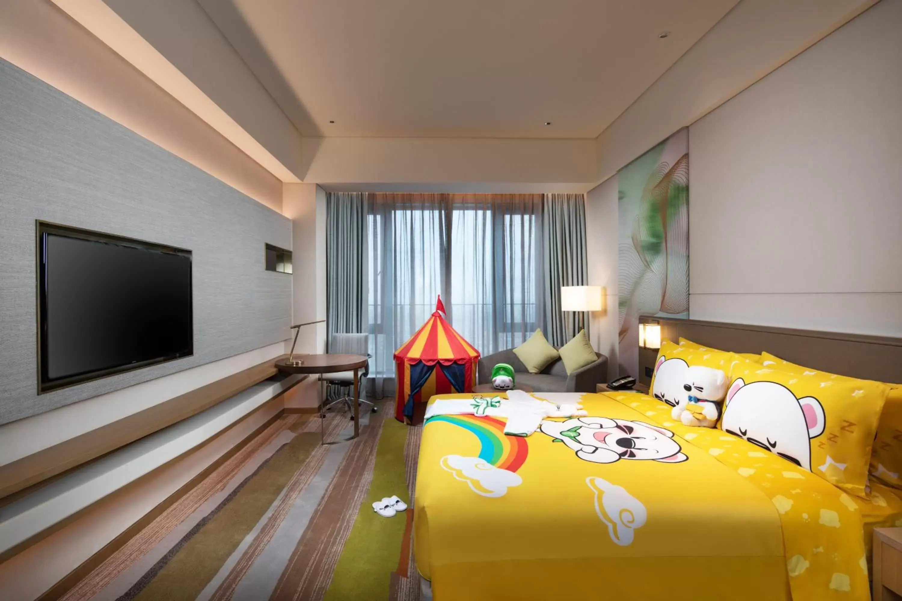 Bedroom, TV/Entertainment Center in Holiday Inn Shunde, an IHG Hotel