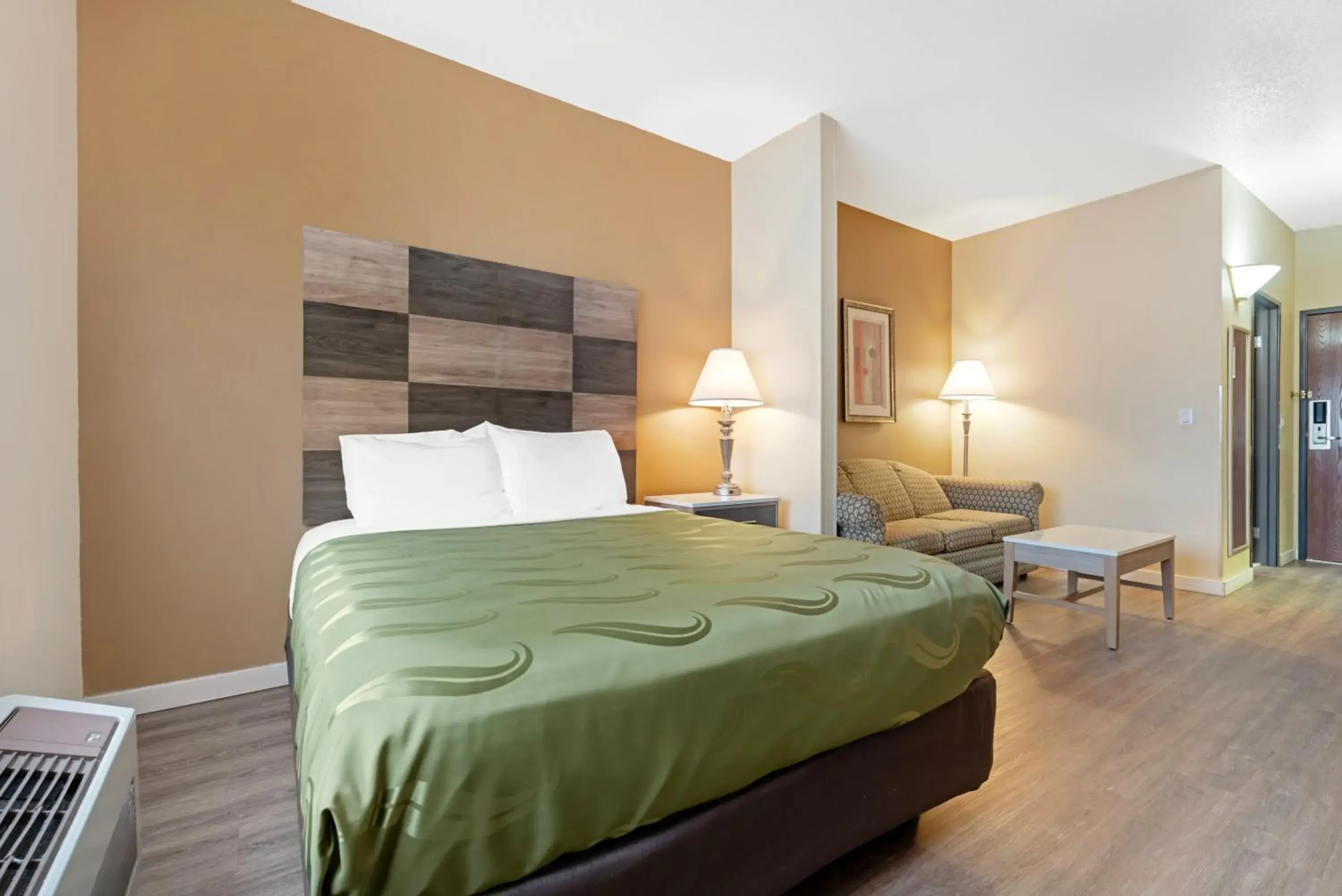 Queen Room - Non-Smoking in Quality Inn Bemidji Queen Room - Non-Smoking in Quality Inn Bemidji