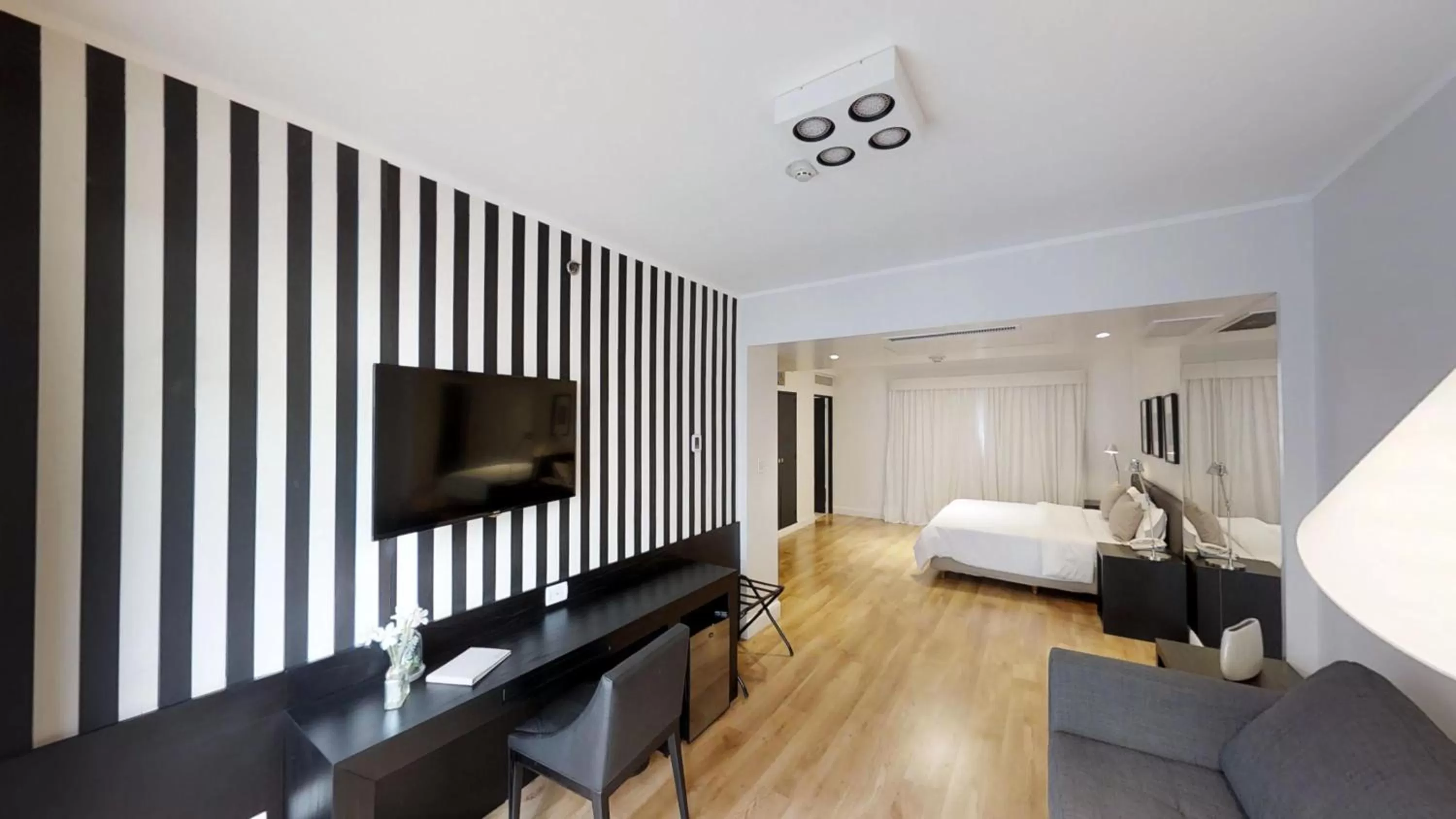 Communal lounge/ TV room, Bed in Principado Downtown