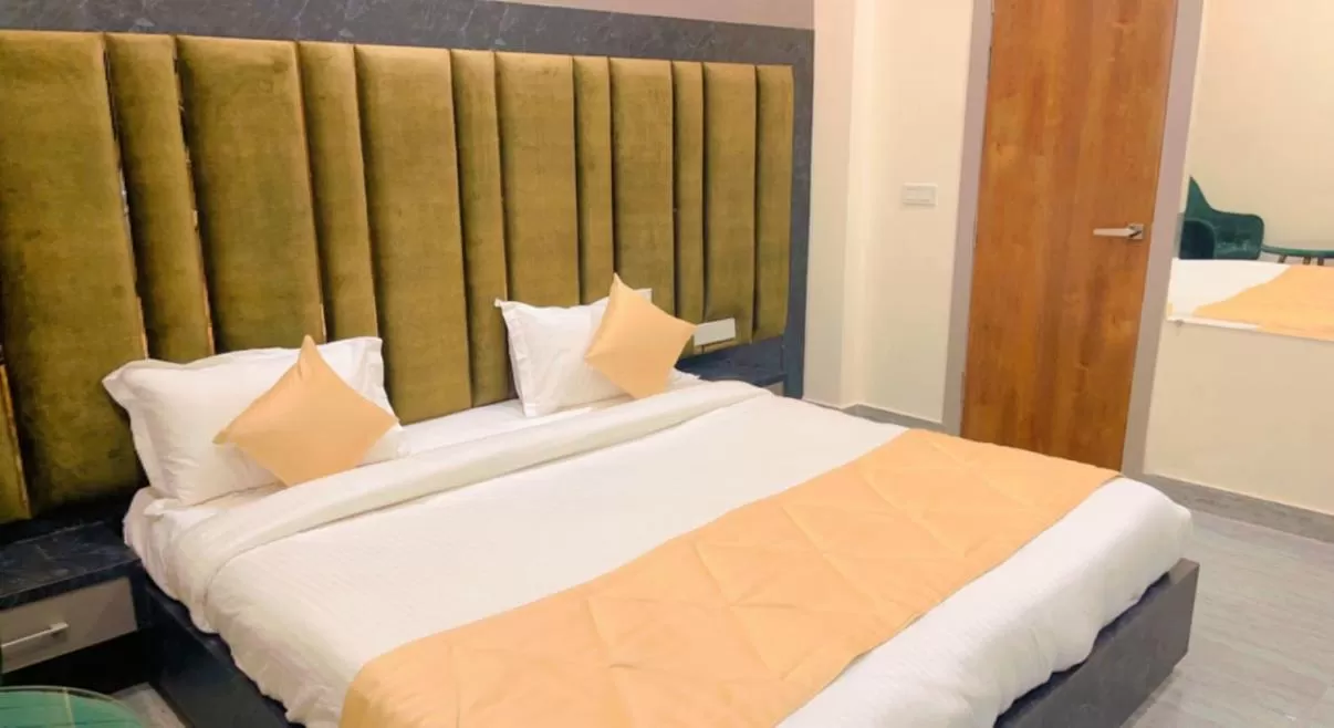 Photo of the whole room, Bed in City View With Garden -5 Mins Walk From GOLDEN TEMPLE