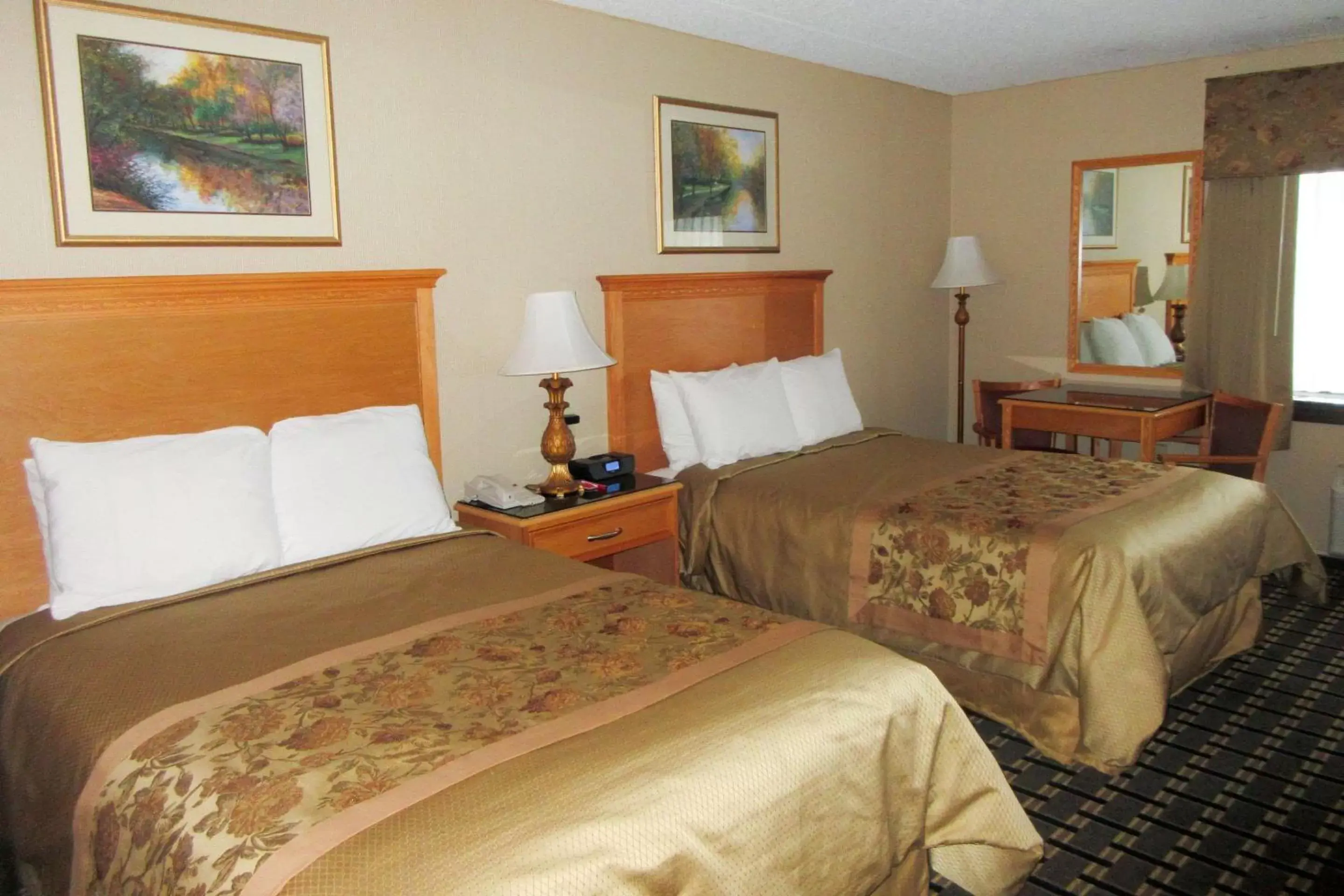 Photo of the whole room, Bed in Econo Lodge Quakertown