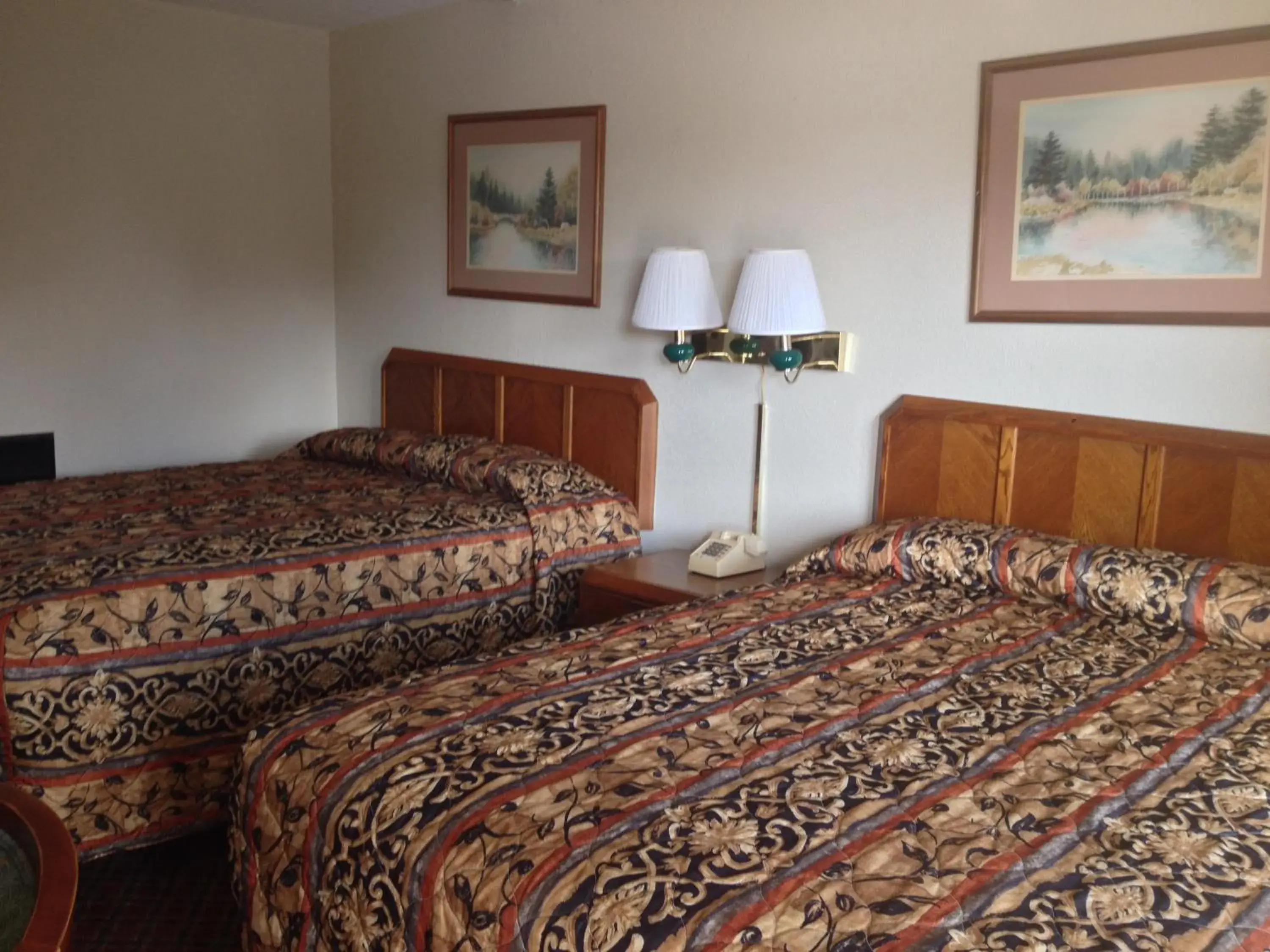 Bed in Battlefield Inn Springfield