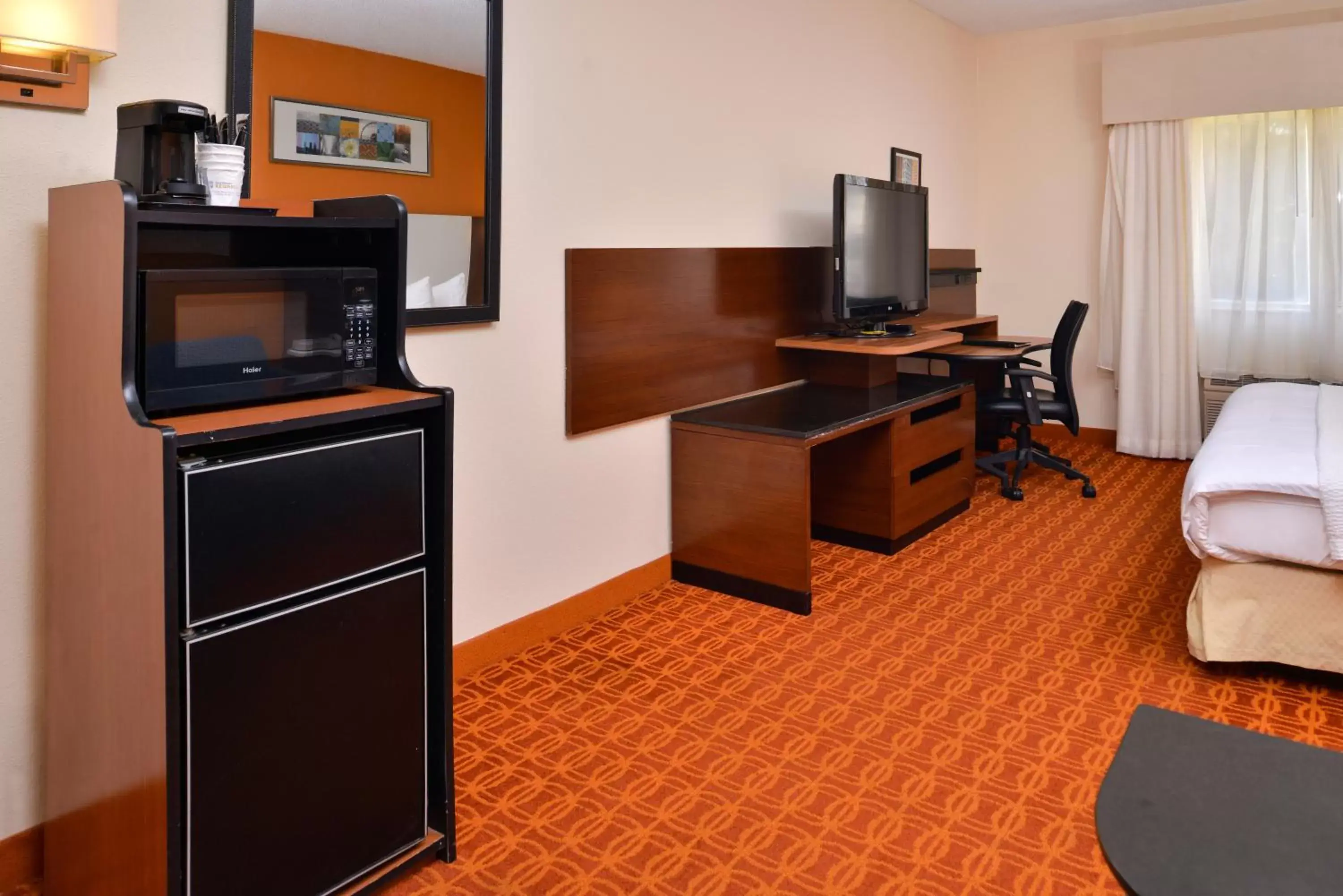 TV and multimedia, TV/Entertainment Center in SureStay Plus Hotel by Best Western Ottumwa