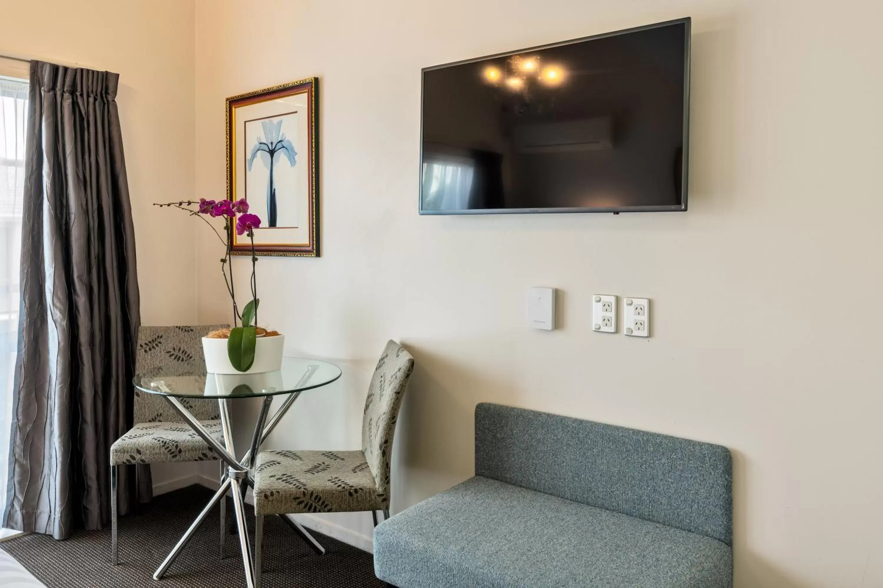 Seating area, TV/Entertainment Center in Best Western Newmarket Inn & Suites