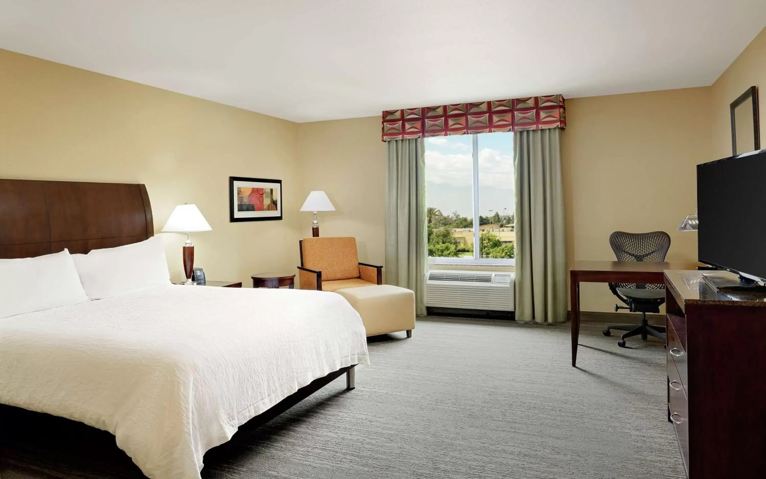 Bedroom in Hilton Garden Inn Fontana