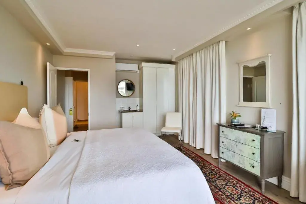 Bed in Hermanus Beachfront Lodge