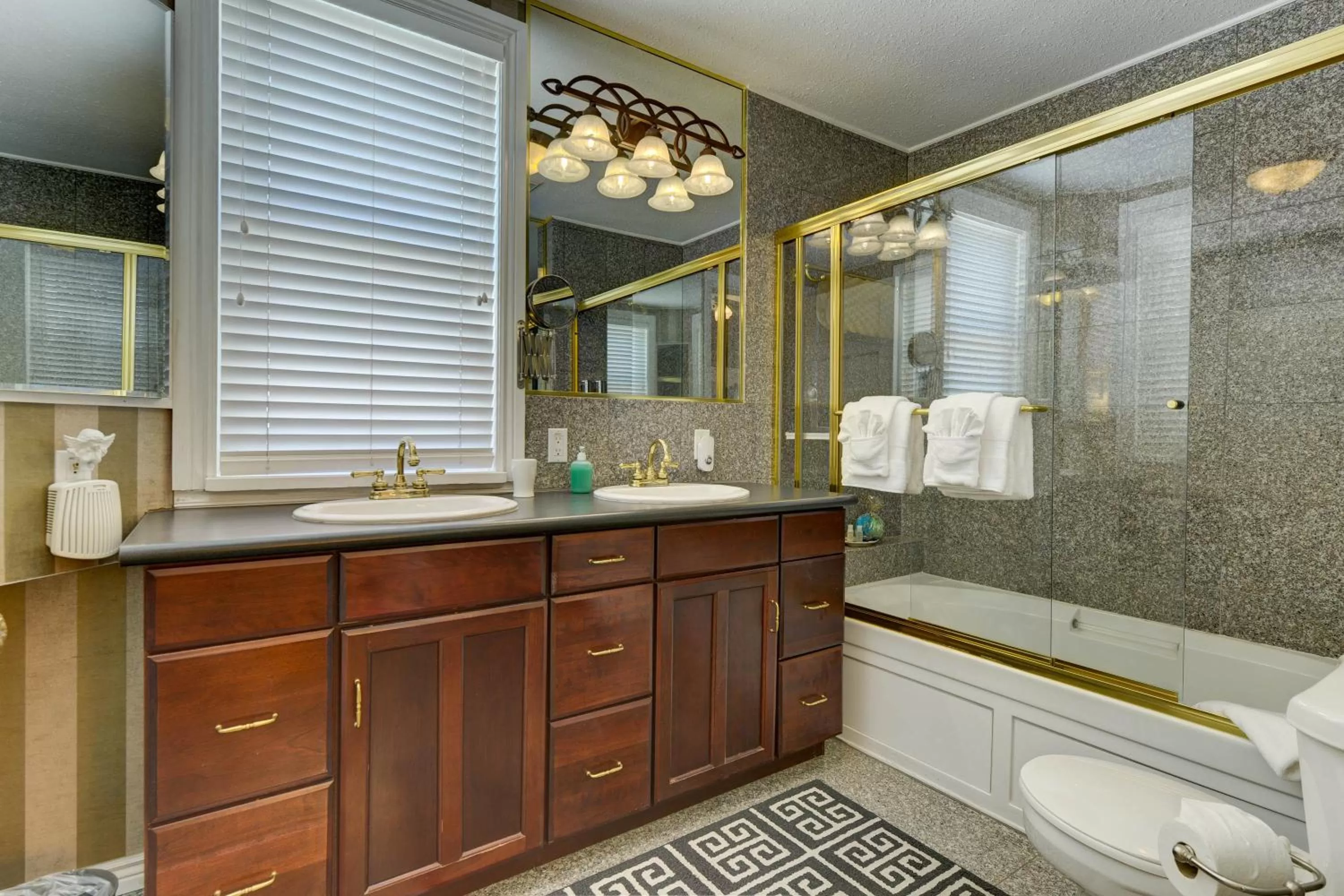 Bathroom in The St. Mary's Inn, Bed and Breakfast