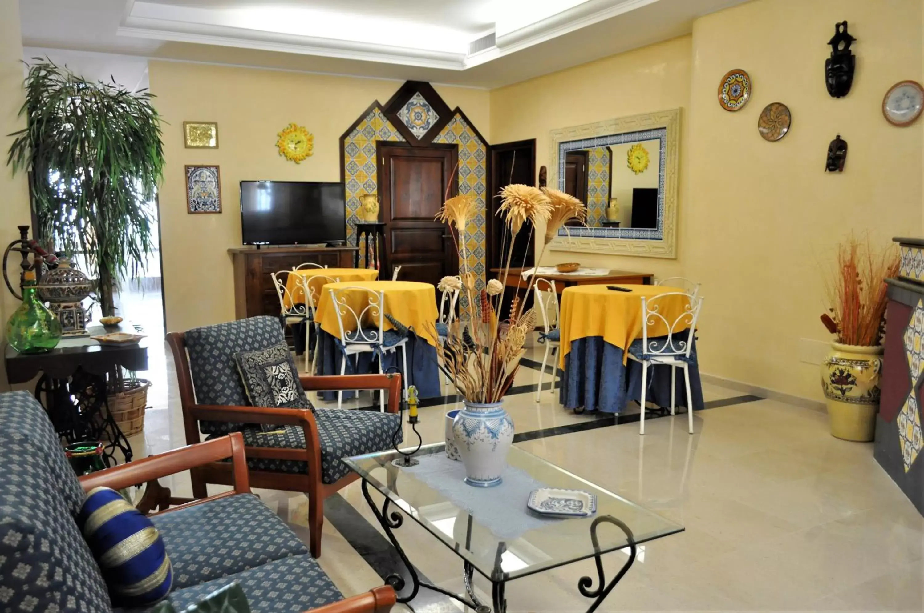 Communal lounge/ TV room, Restaurant/Places to Eat in Al-Tair