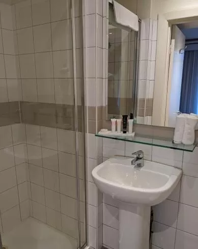 Bathroom in Tolarno Hotel