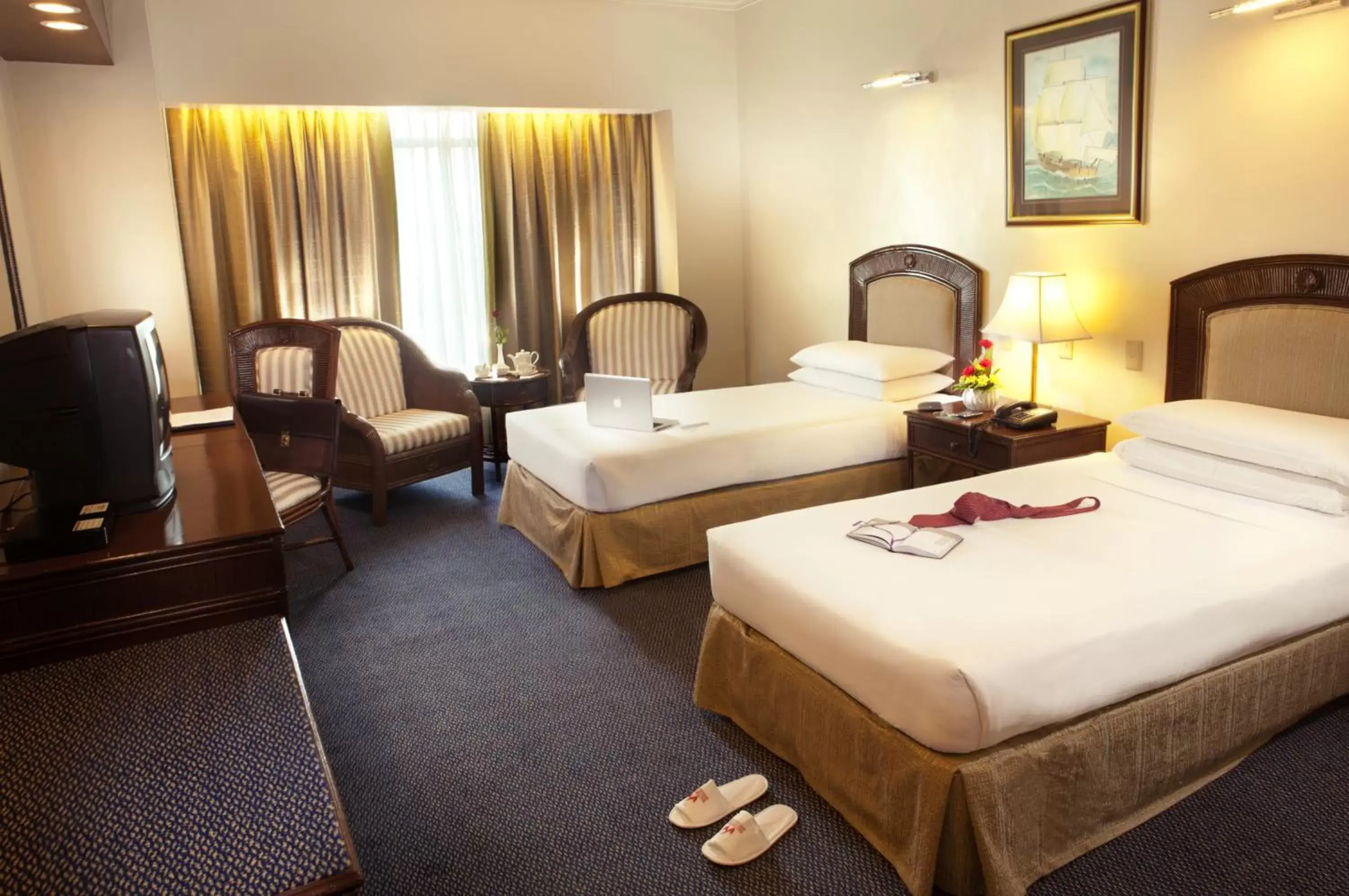 Bed in Waterfront Cebu City Hotel & Casino