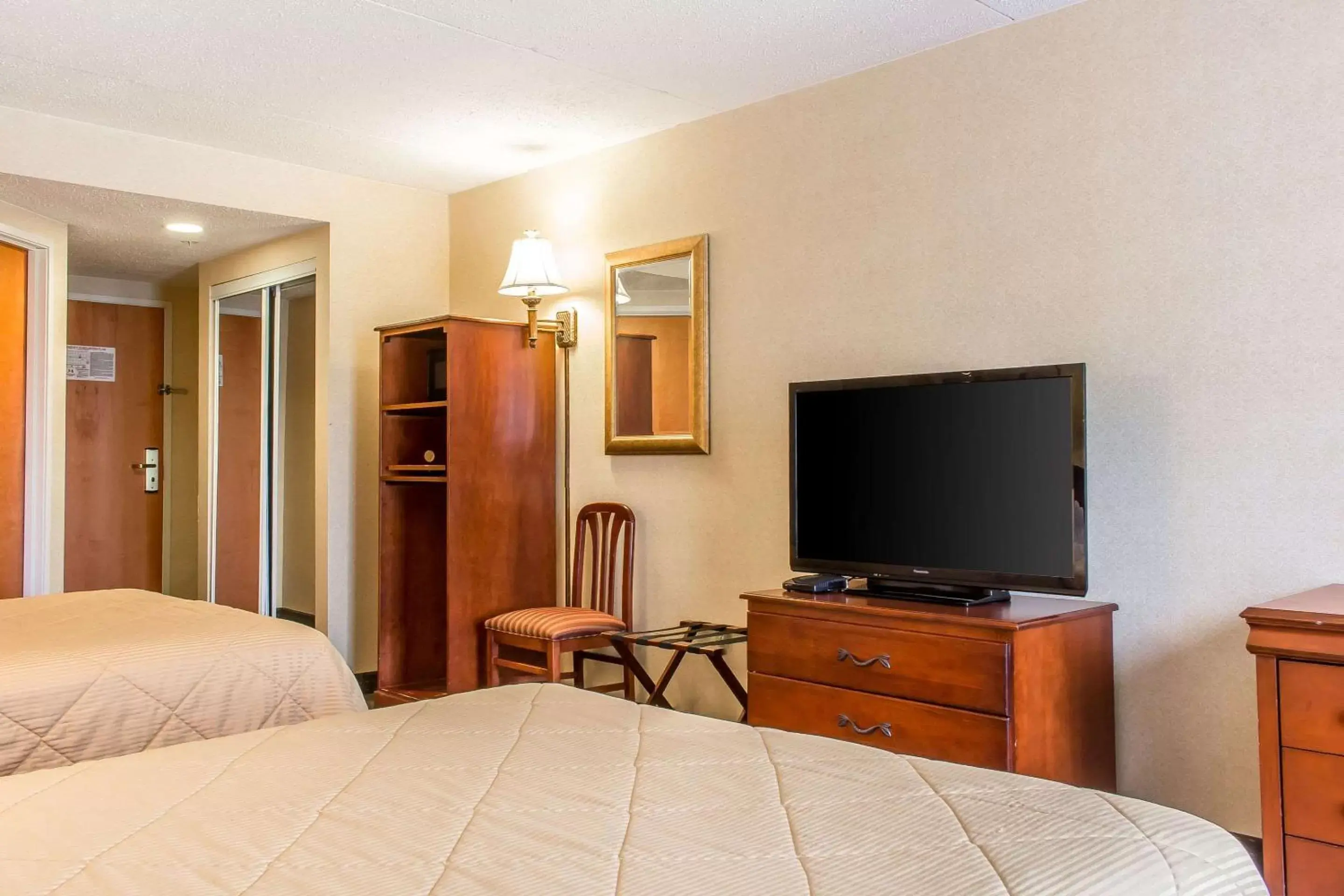 Photo of the whole room, TV/Entertainment Center in Quality Inn Hackettstown - Long Valley